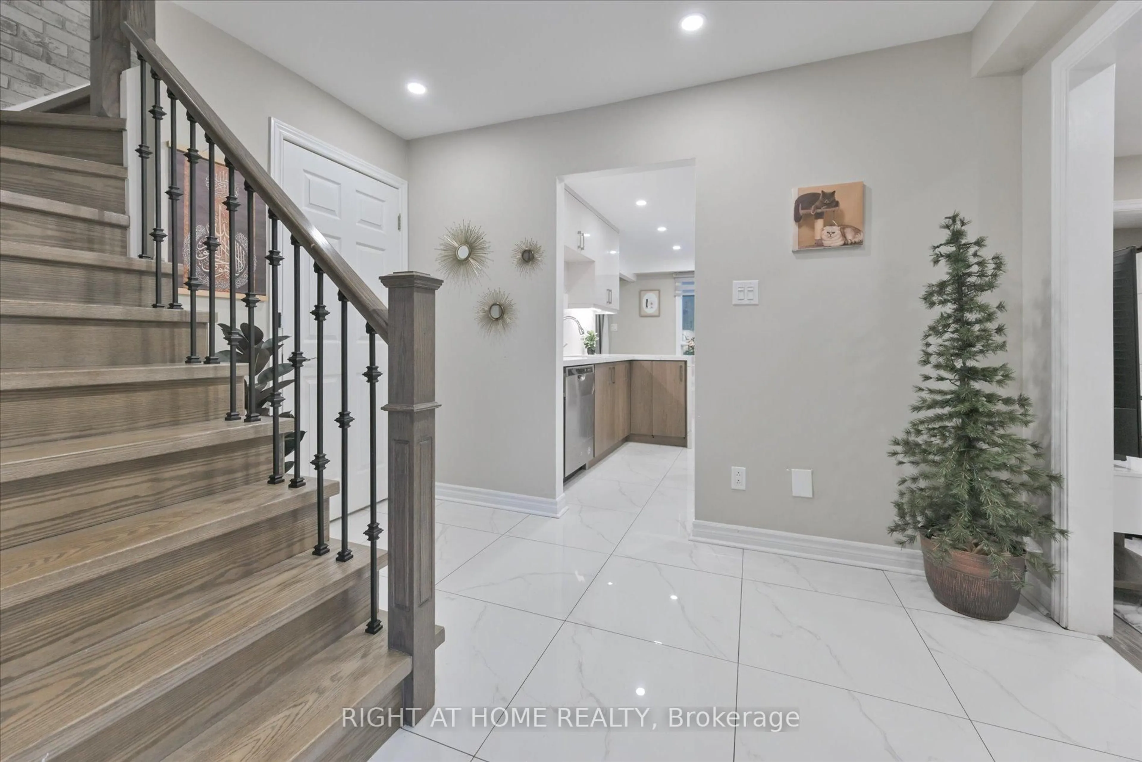 Indoor entryway for 39 Devondale St, Clarington Ontario L1E 1S3