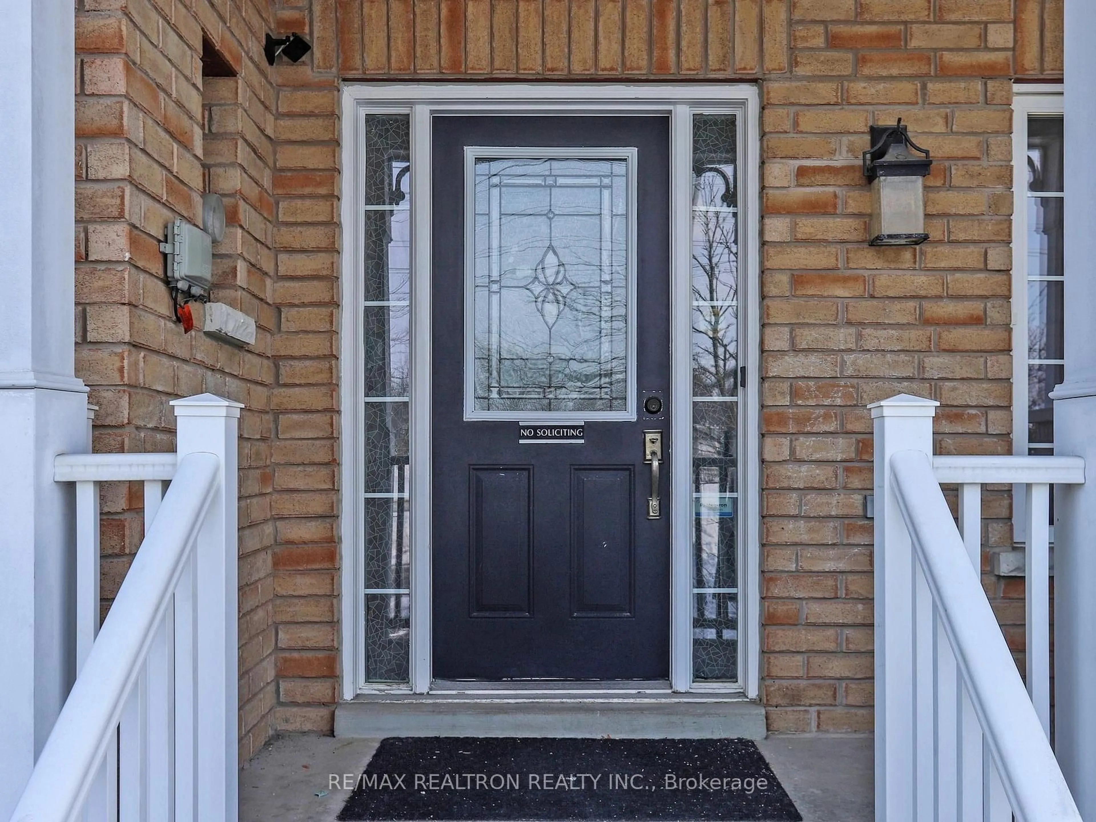 Indoor entryway for 90 Shrewsbury Dr, Whitby Ontario L1M 0E1