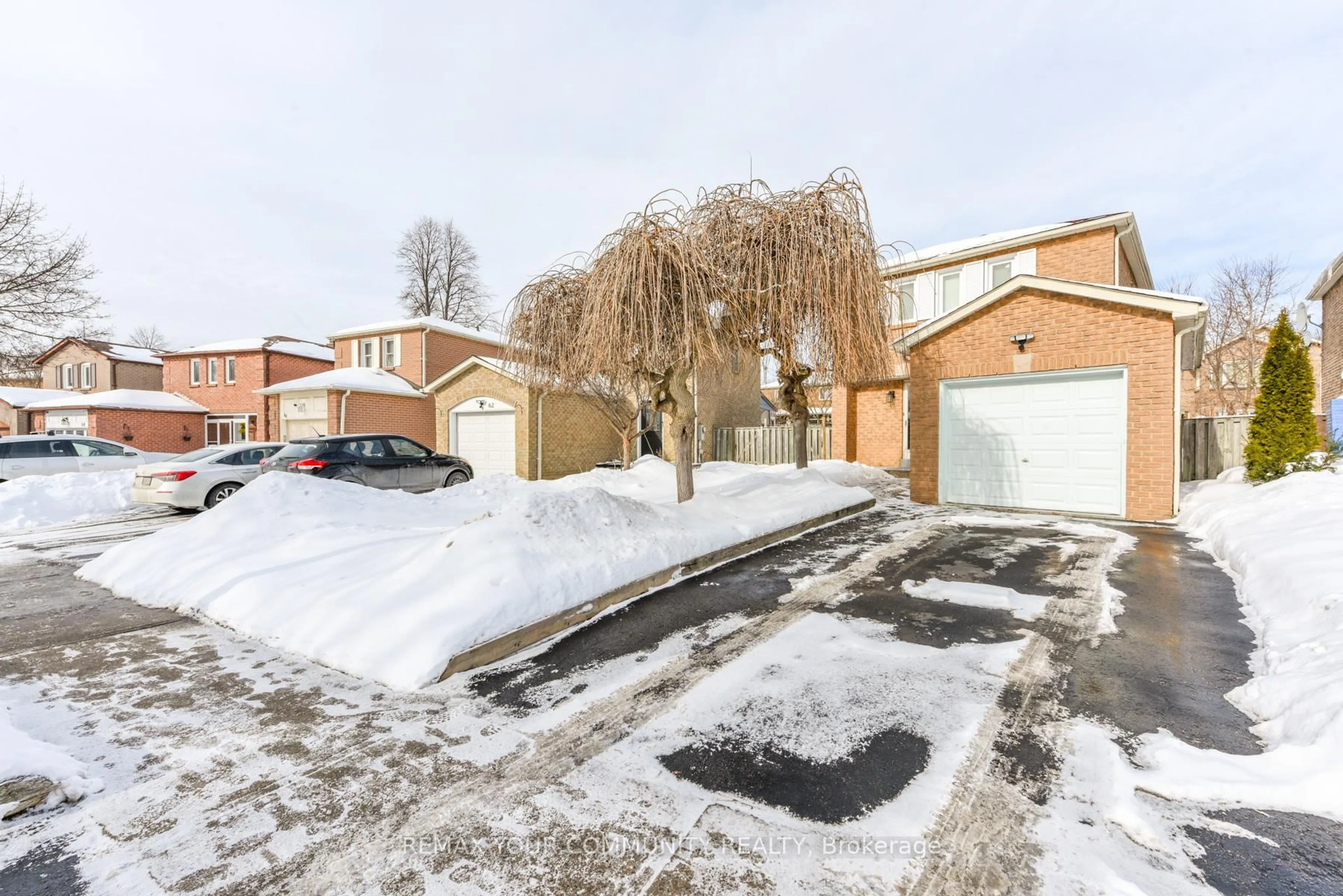 A pic from outside/outdoor area/front of a property/back of a property/a pic from drone, street for 64 Chatfield Dr, Ajax Ontario L1T 2K1