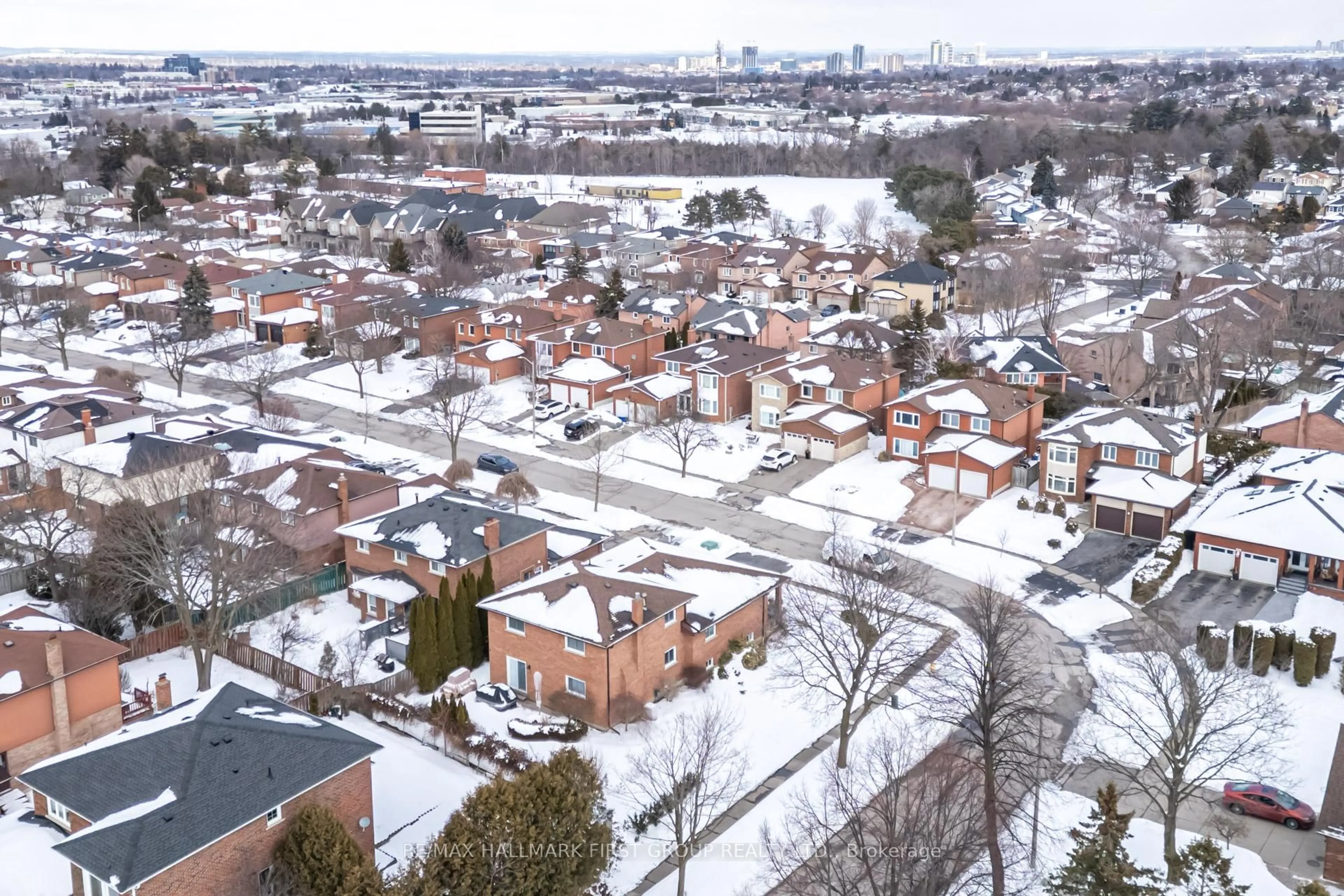 A pic from outside/outdoor area/front of a property/back of a property/a pic from drone, city buildings view from balcony for 520 Mcleod Cres, Pickering Ontario L1W 3M5