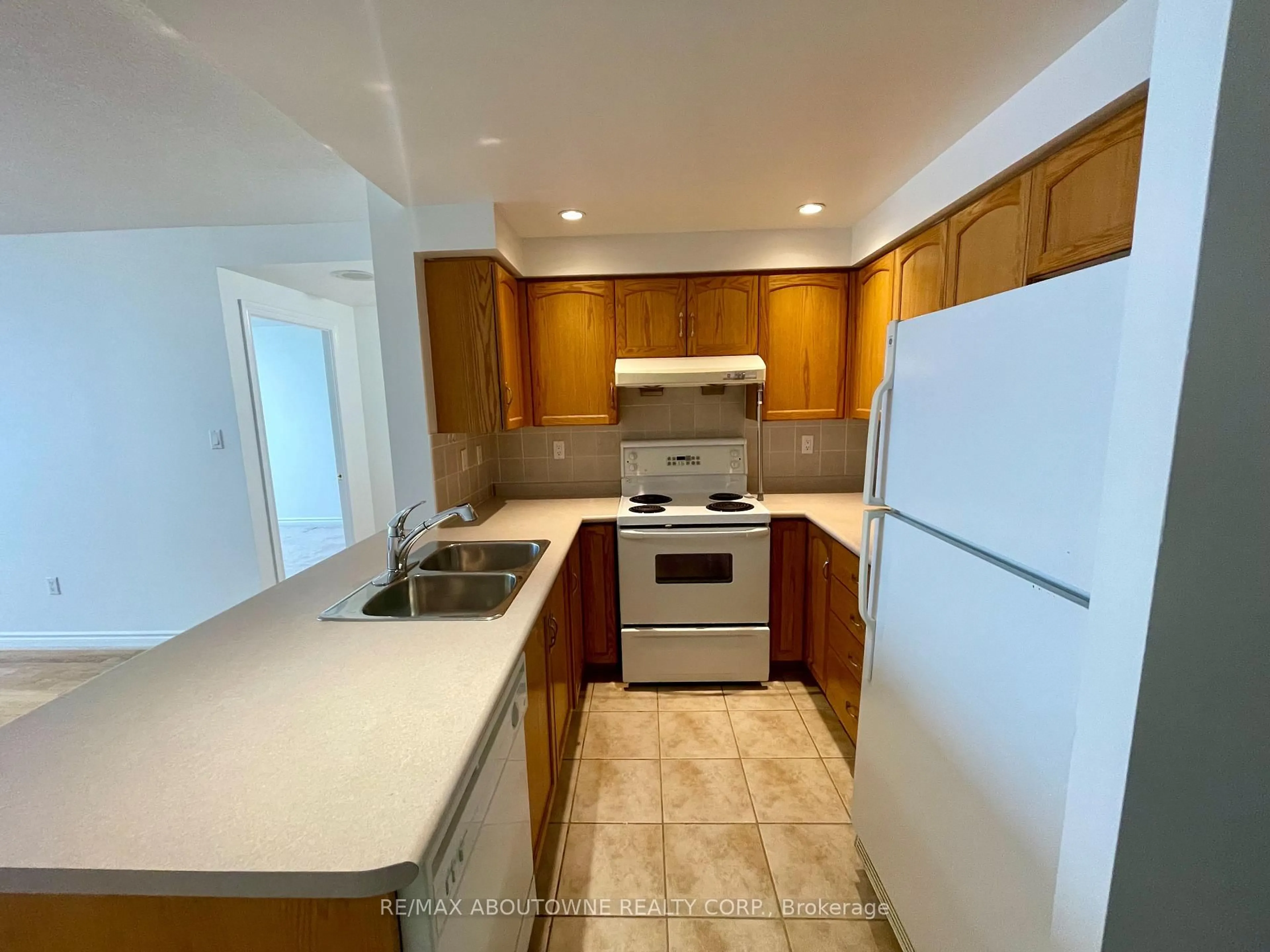 Standard kitchen, unknown for 125 Omni Dr #PH39, Toronto Ontario M1P 5A9