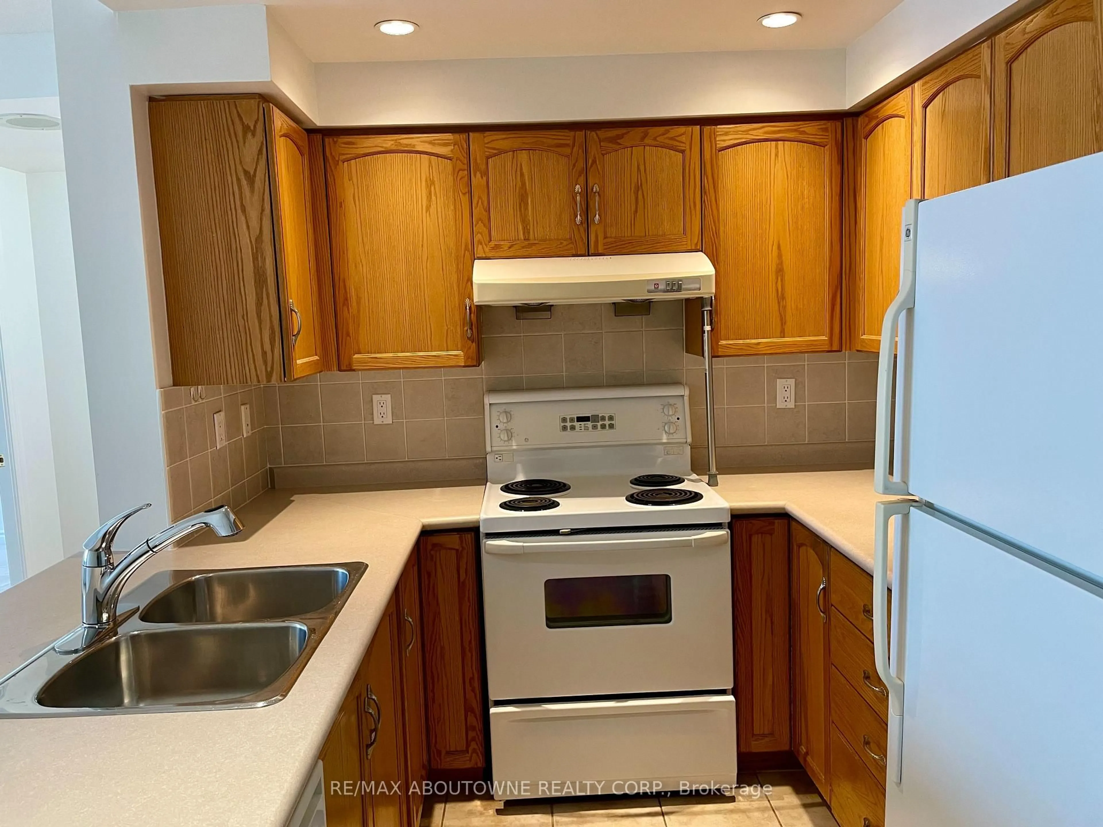 Standard kitchen, unknown for 125 Omni Dr #PH39, Toronto Ontario M1P 5A9