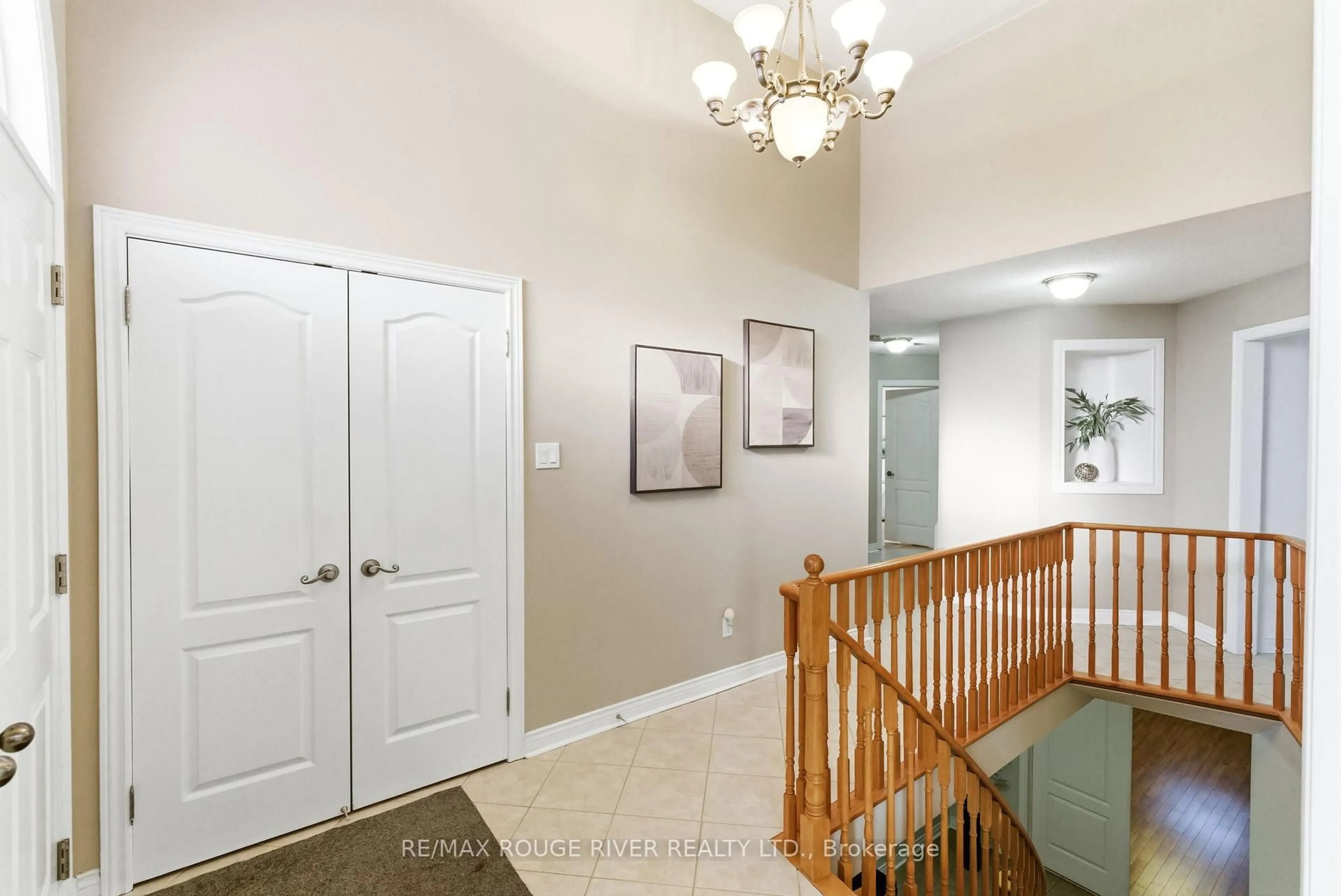 Indoor entryway for 106 Tormina Blvd, Whitby Ontario L1R 3B5