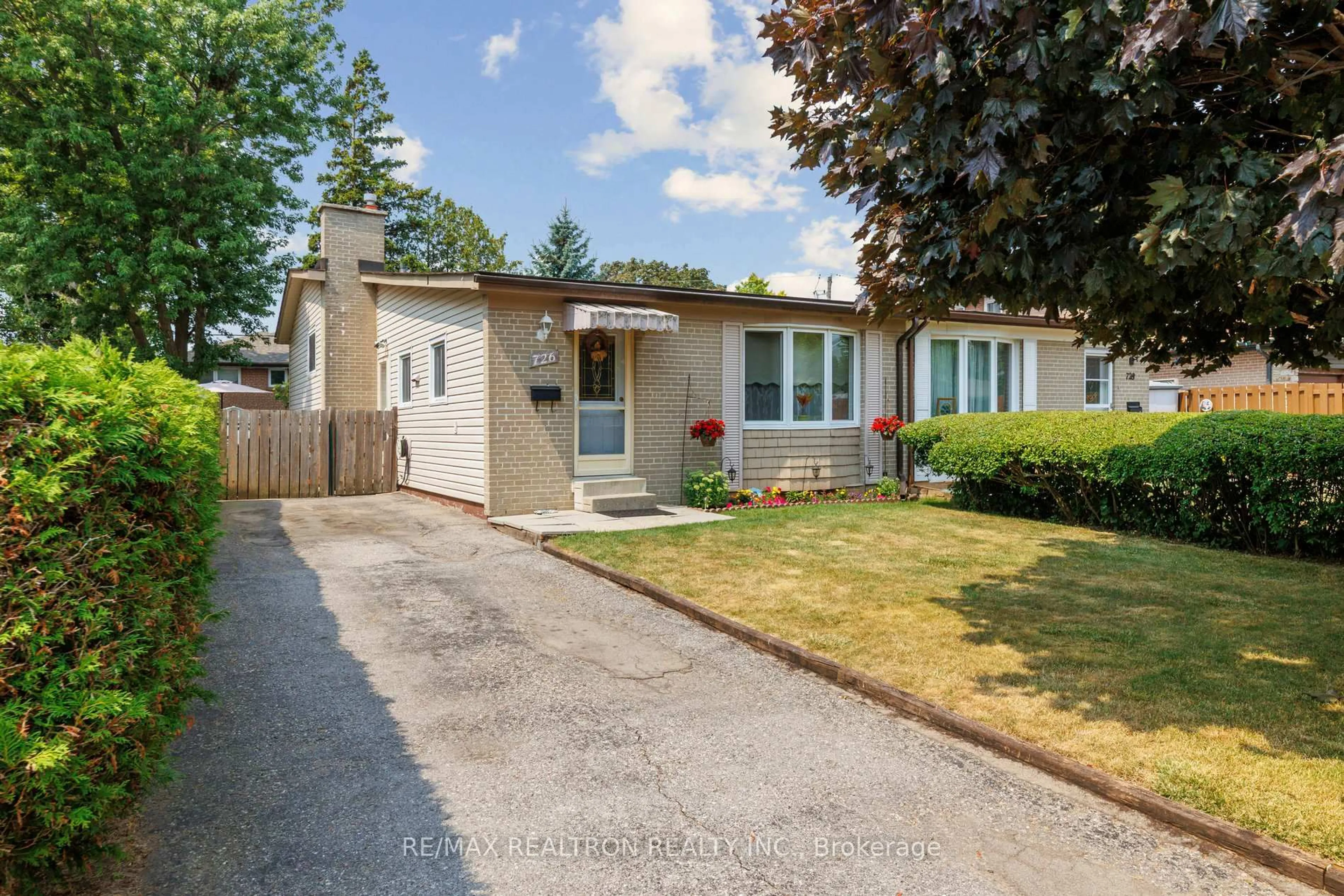 Home with vinyl exterior material, street for 726 Lublin Ave, Pickering Ontario L1W 1Z2