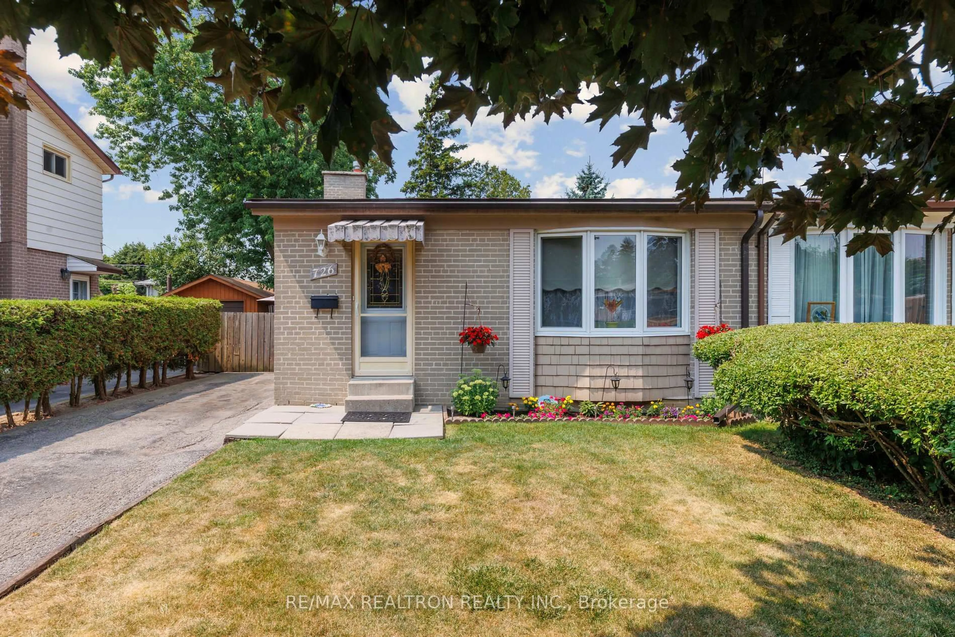 Home with vinyl exterior material, street for 726 Lublin Ave, Pickering Ontario L1W 1Z2