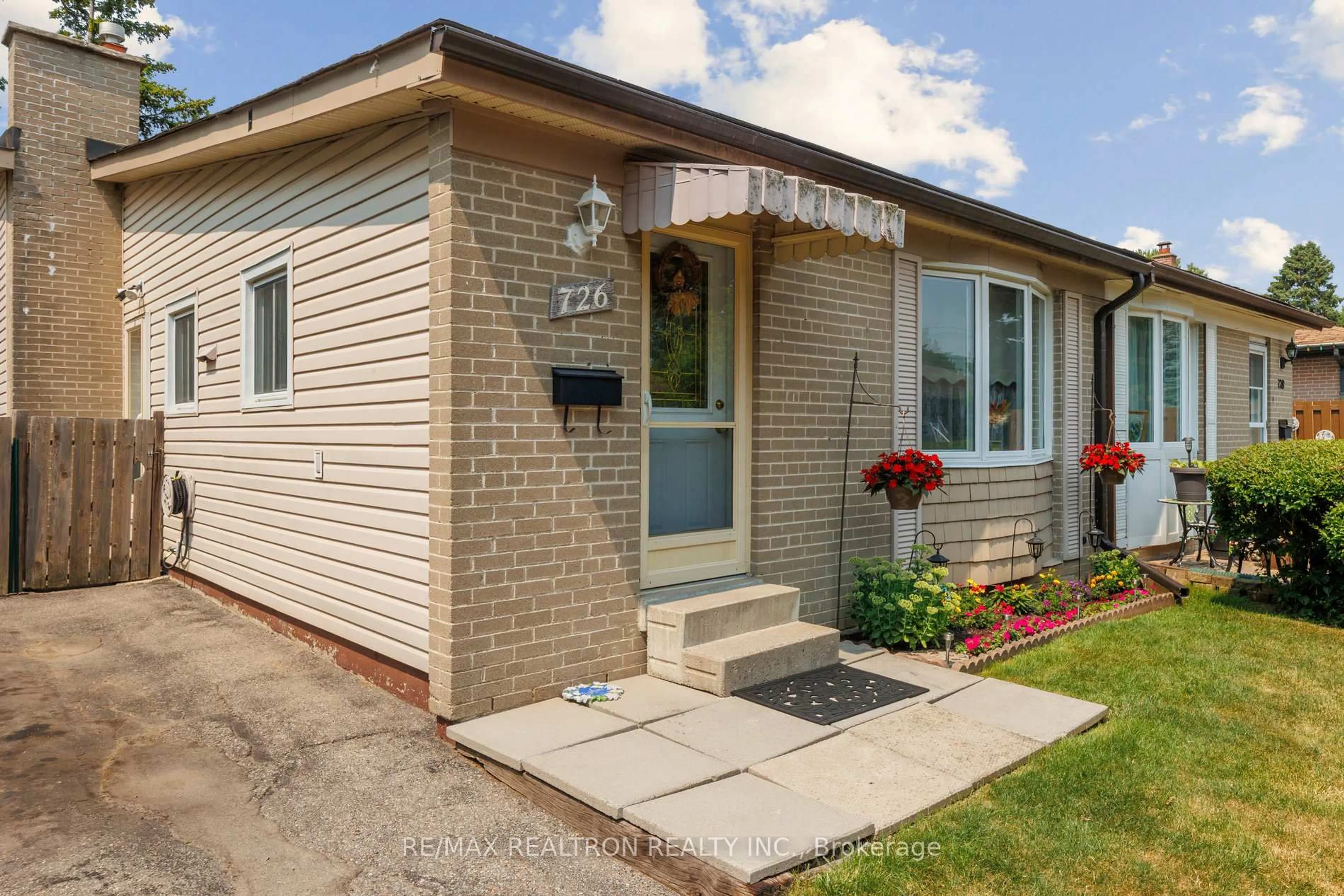 Home with brick exterior material, street for 726 Lublin Ave, Pickering Ontario L1W 1Z2