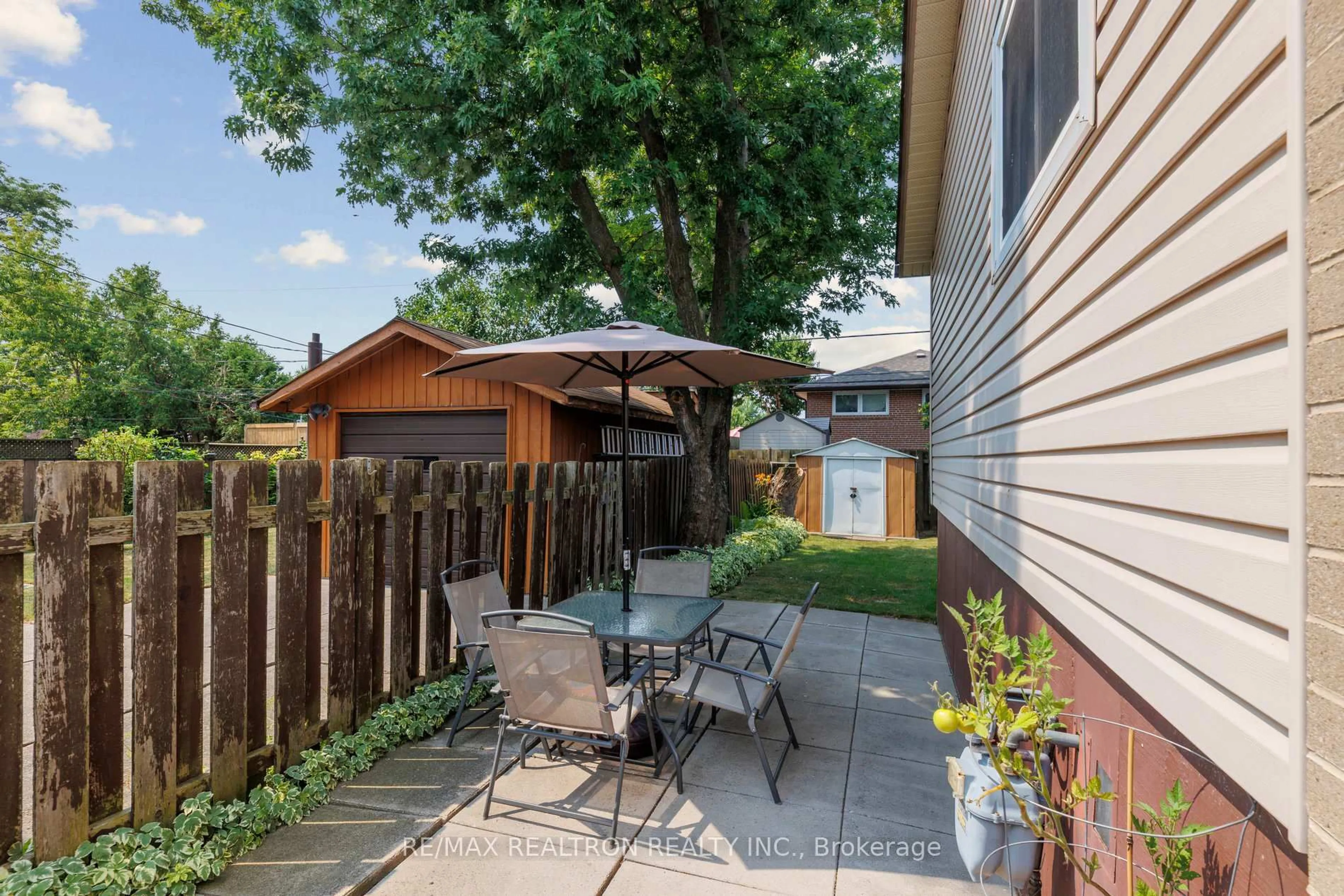 Patio, street for 726 Lublin Ave, Pickering Ontario L1W 1Z2