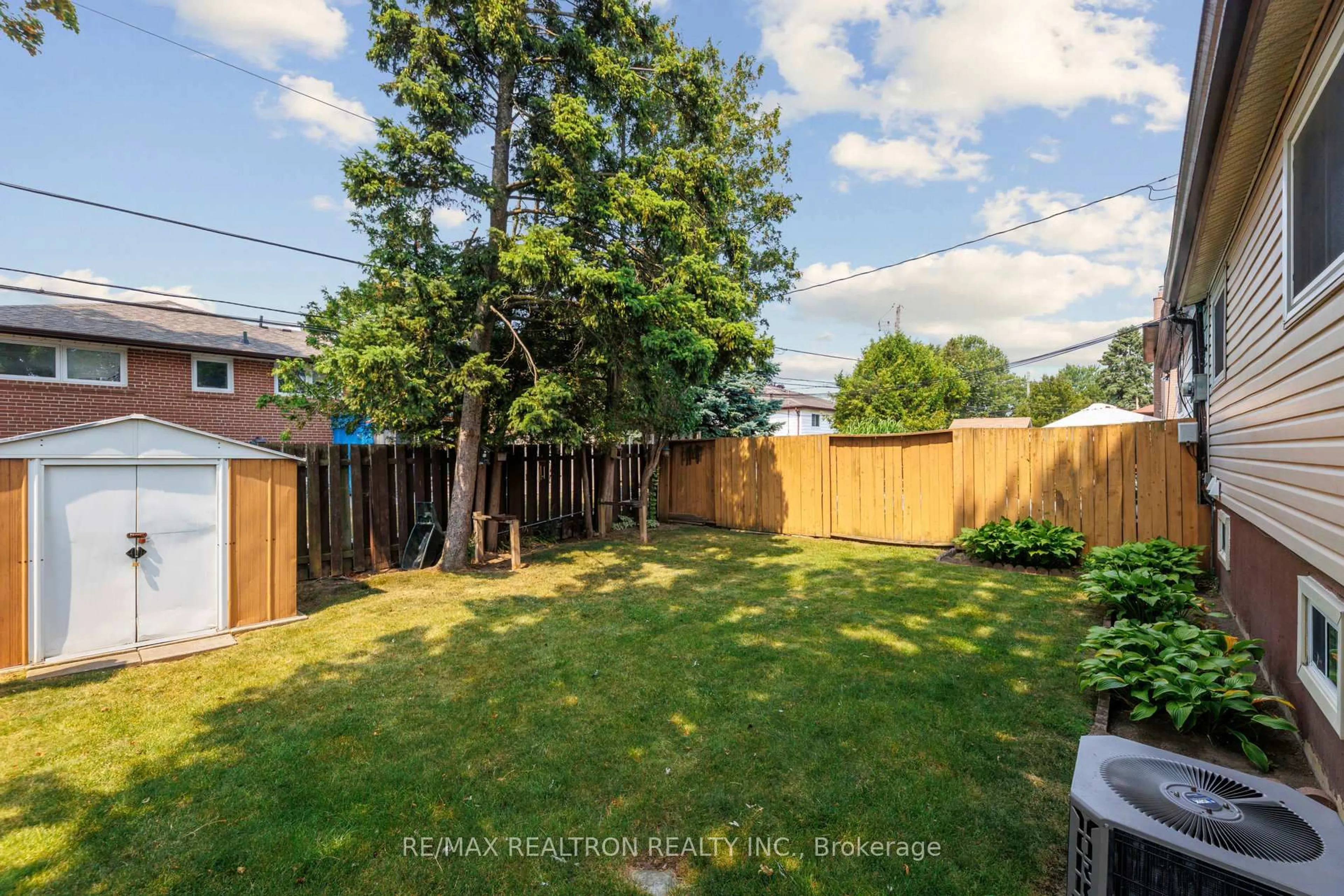 A pic from outside/outdoor area/front of a property/back of a property/a pic from drone, street for 726 Lublin Ave, Pickering Ontario L1W 1Z2