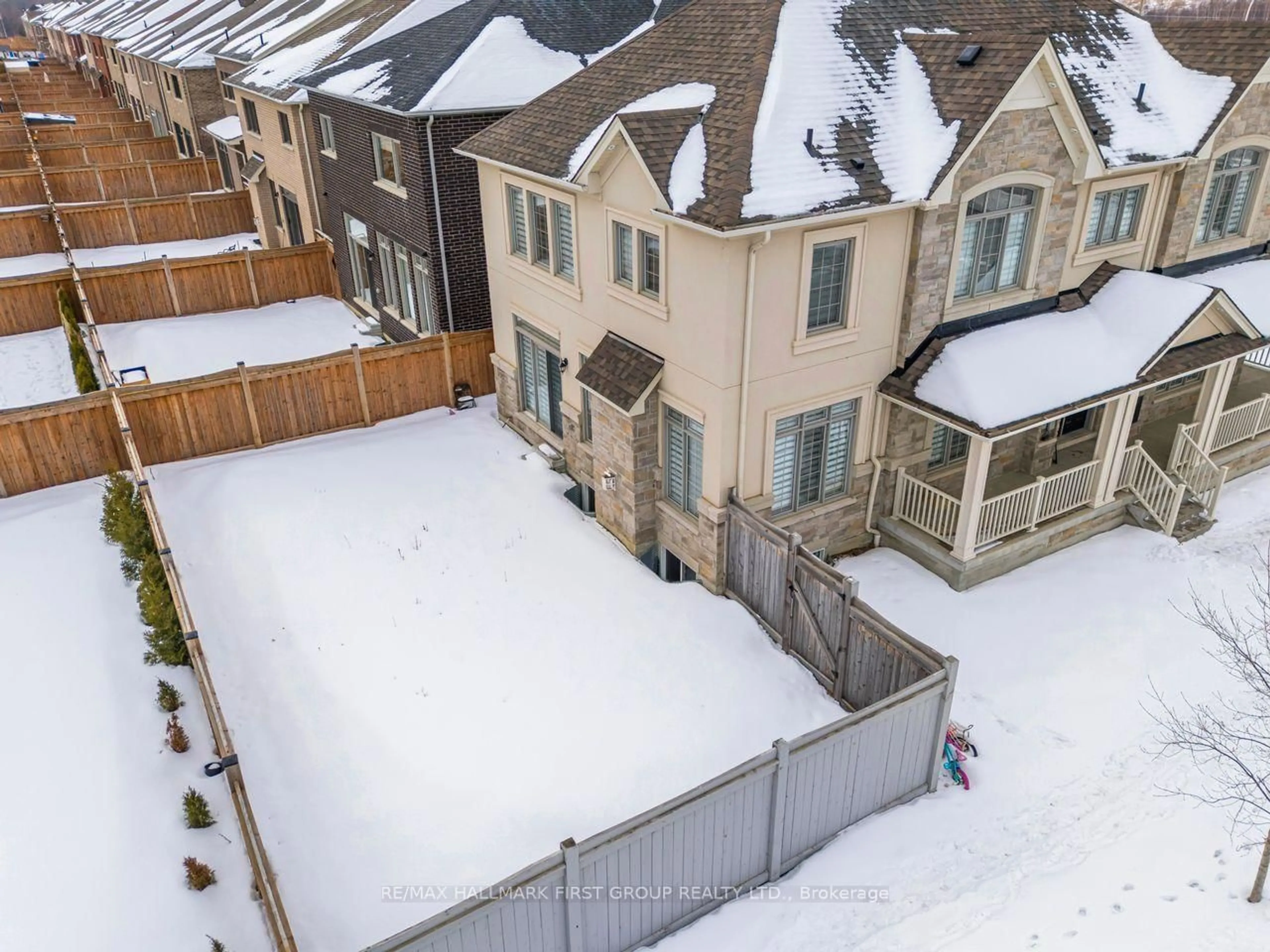 A pic from outside/outdoor area/front of a property/back of a property/a pic from drone, street for 21 Souter Dr, Whitby Ontario L1P 0J6