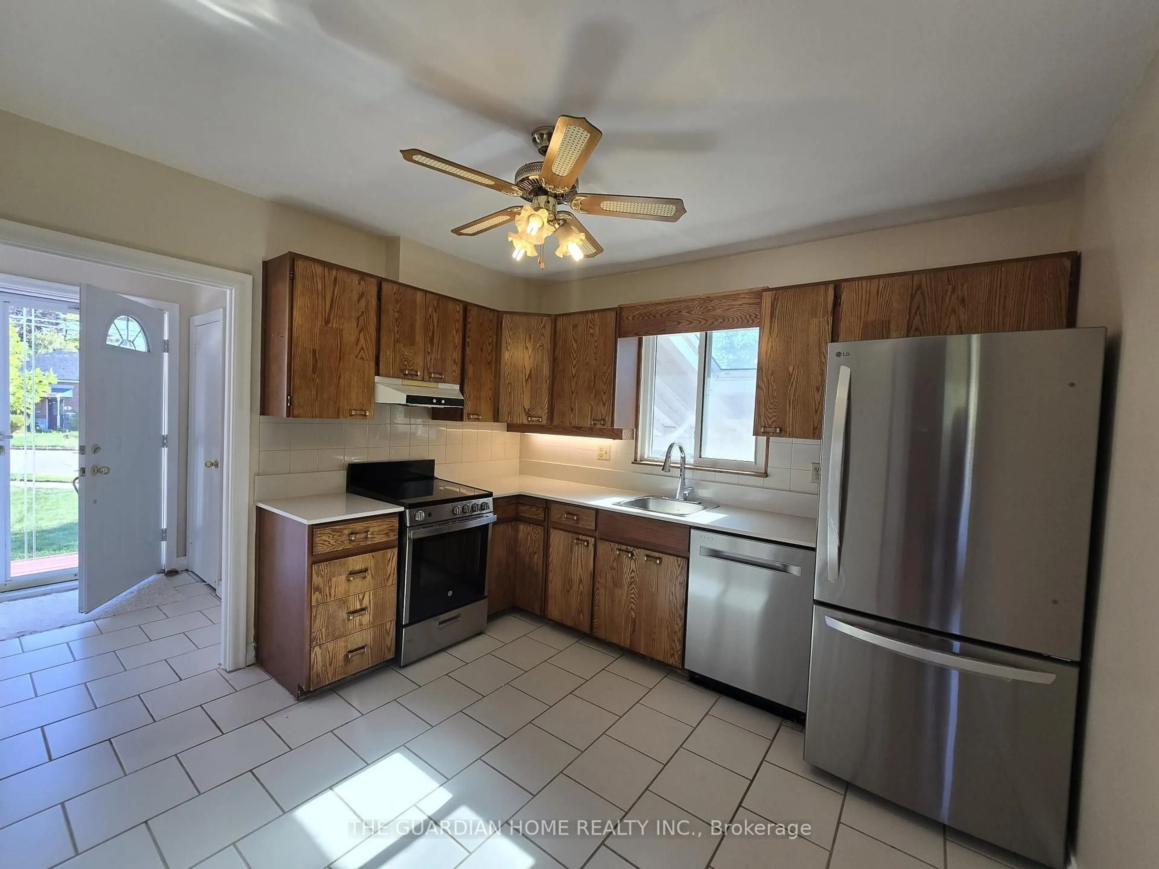 Standard kitchen, ceramic/tile floor for 15 Princemere Cres, Toronto Ontario M1R 3W8