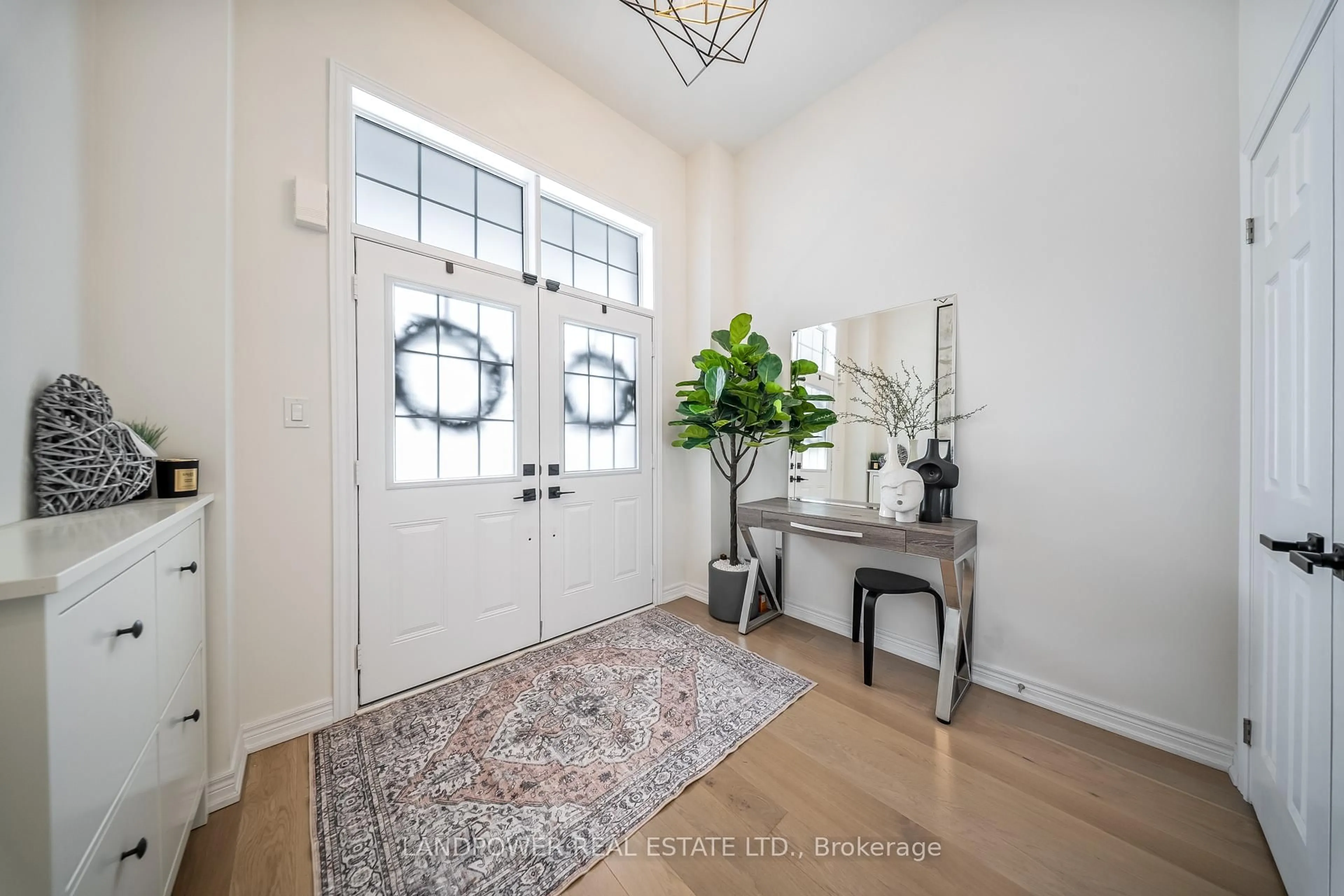 Indoor entryway for 1108 Sepia Sq, Pickering Ontario L1V 2P8