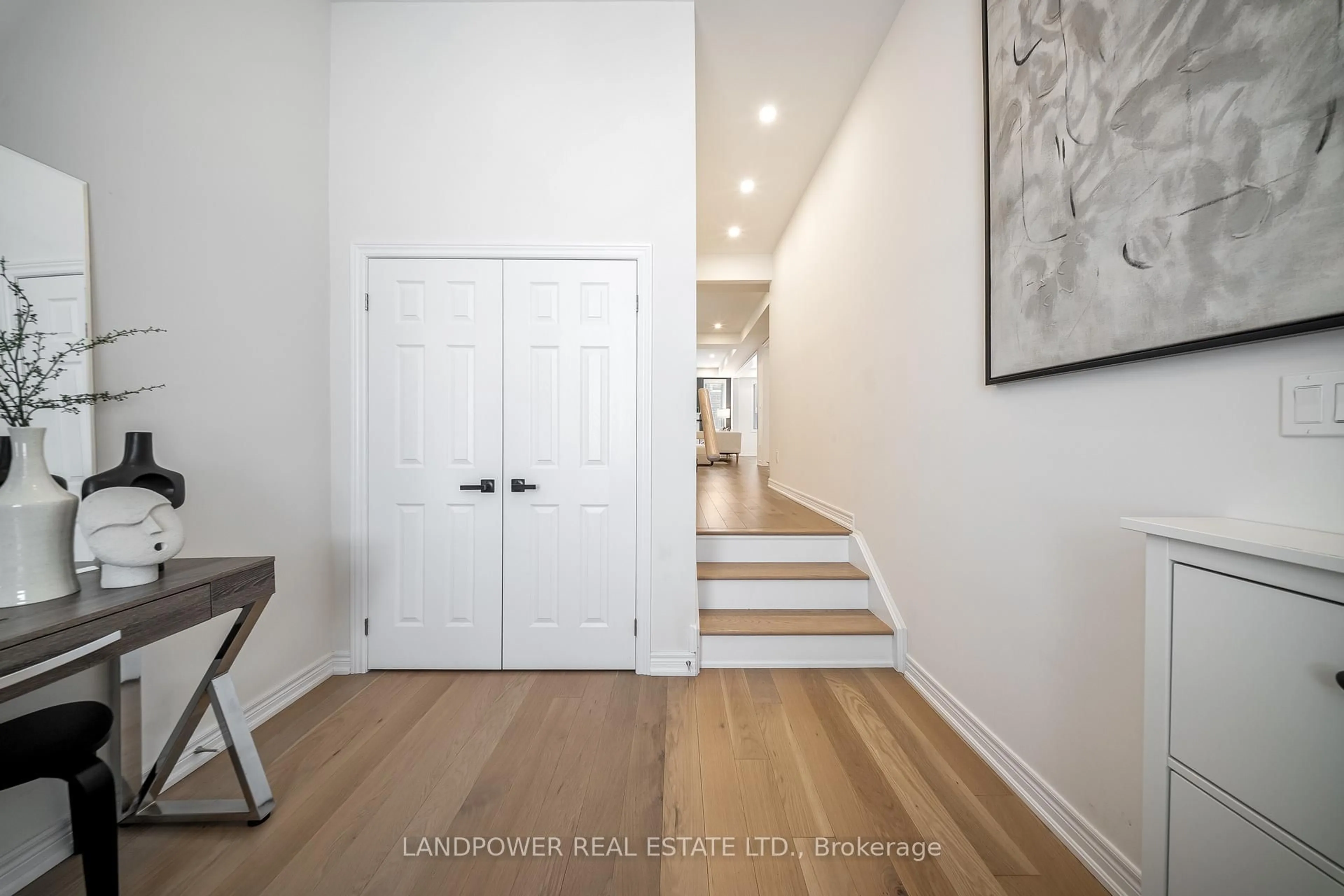 Indoor entryway for 1108 Sepia Sq, Pickering Ontario L1V 2P8