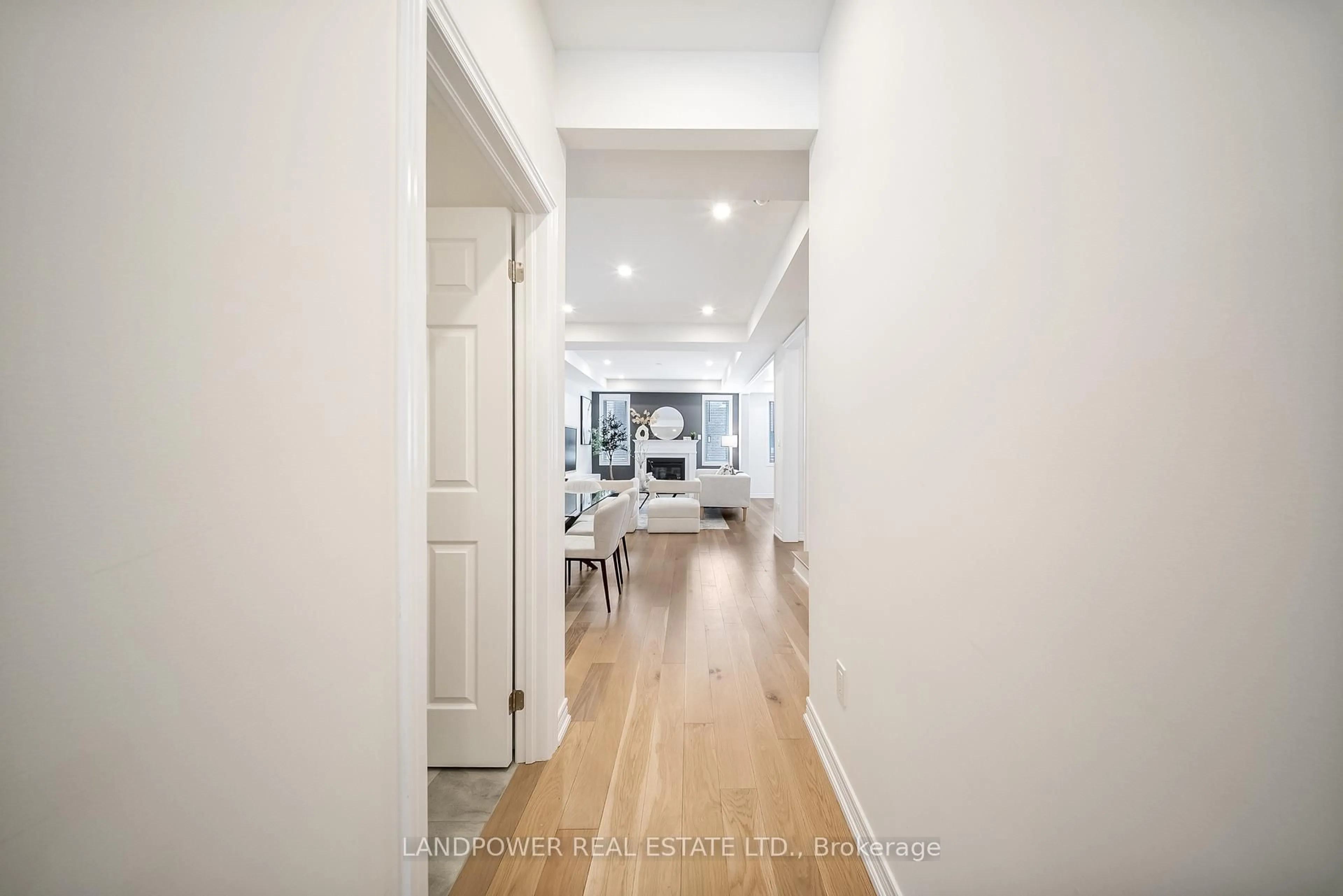 Indoor entryway for 1108 Sepia Sq, Pickering Ontario L1V 2P8