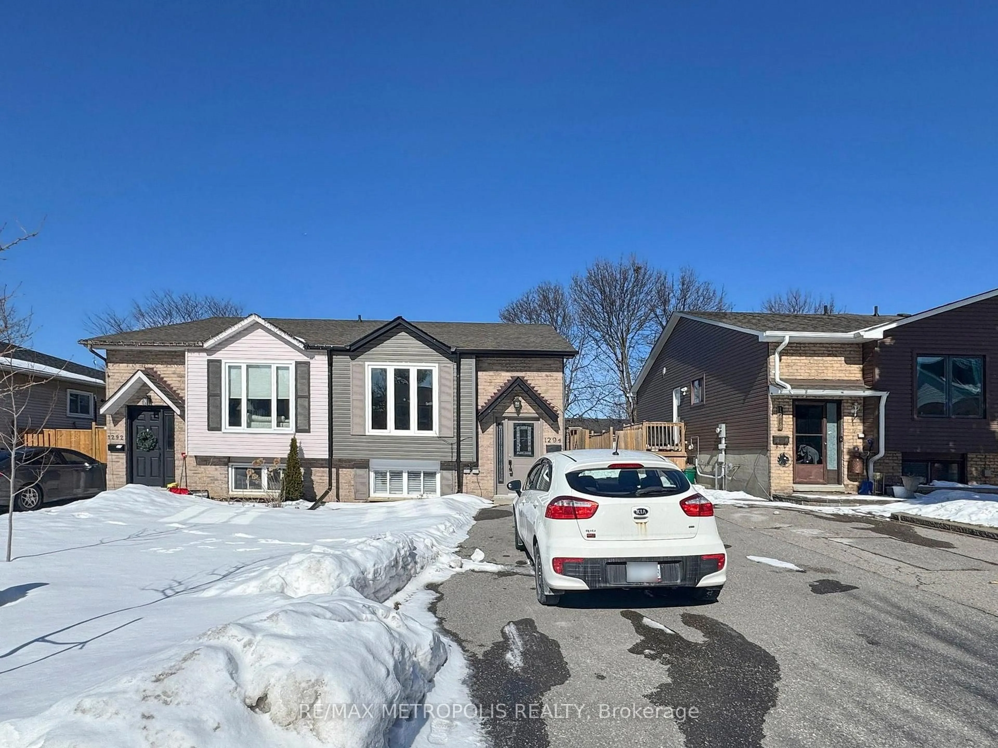 A pic from outside/outdoor area/front of a property/back of a property/a pic from drone, street for 1294 Sunningdale Ave, Oshawa Ontario L1H 8G7
