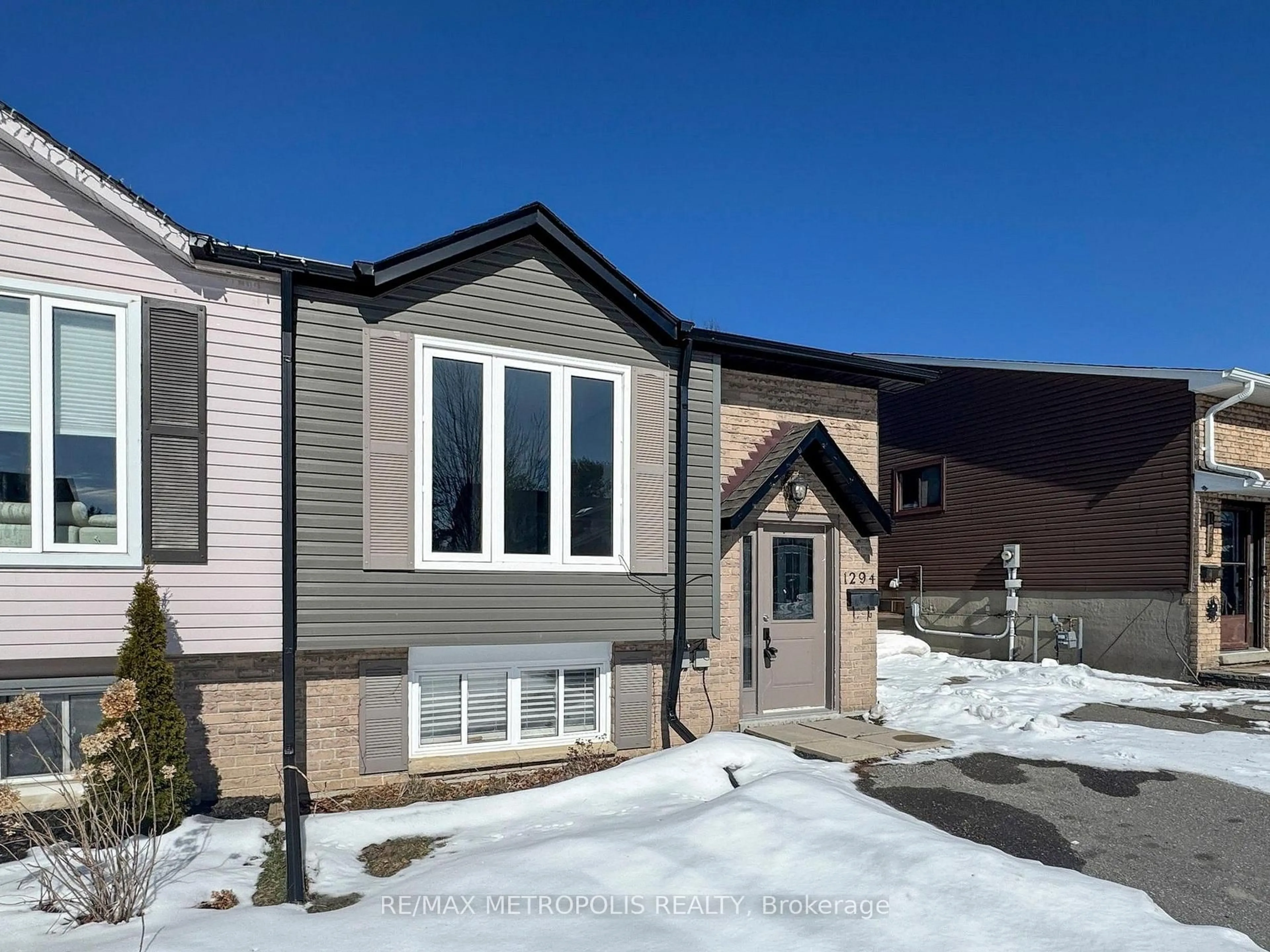 Home with vinyl exterior material, street for 1294 Sunningdale Ave, Oshawa Ontario L1H 8G7