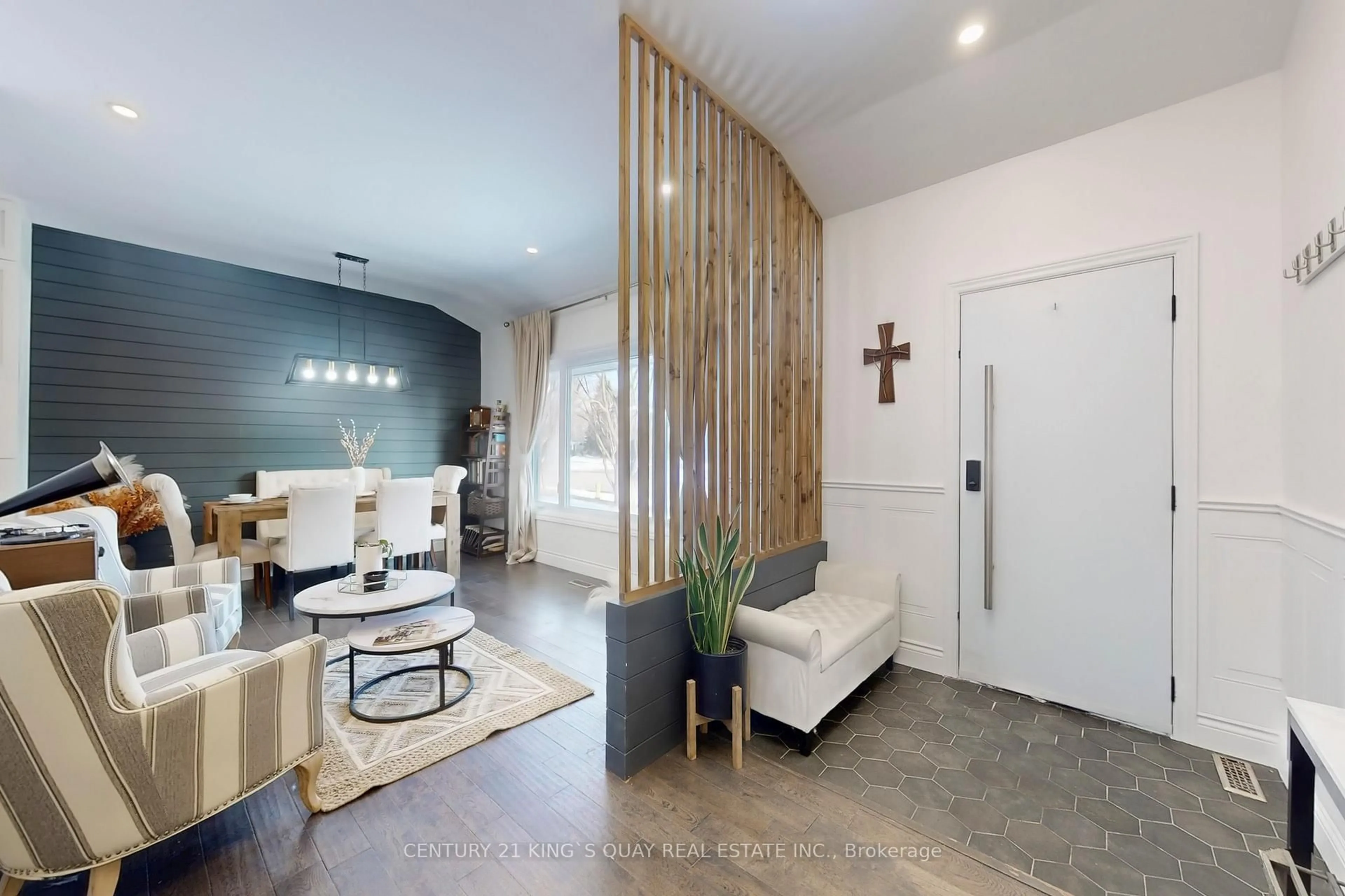 Indoor entryway for 618 Sunset Blvd, Clarington Ontario L1B 1C9