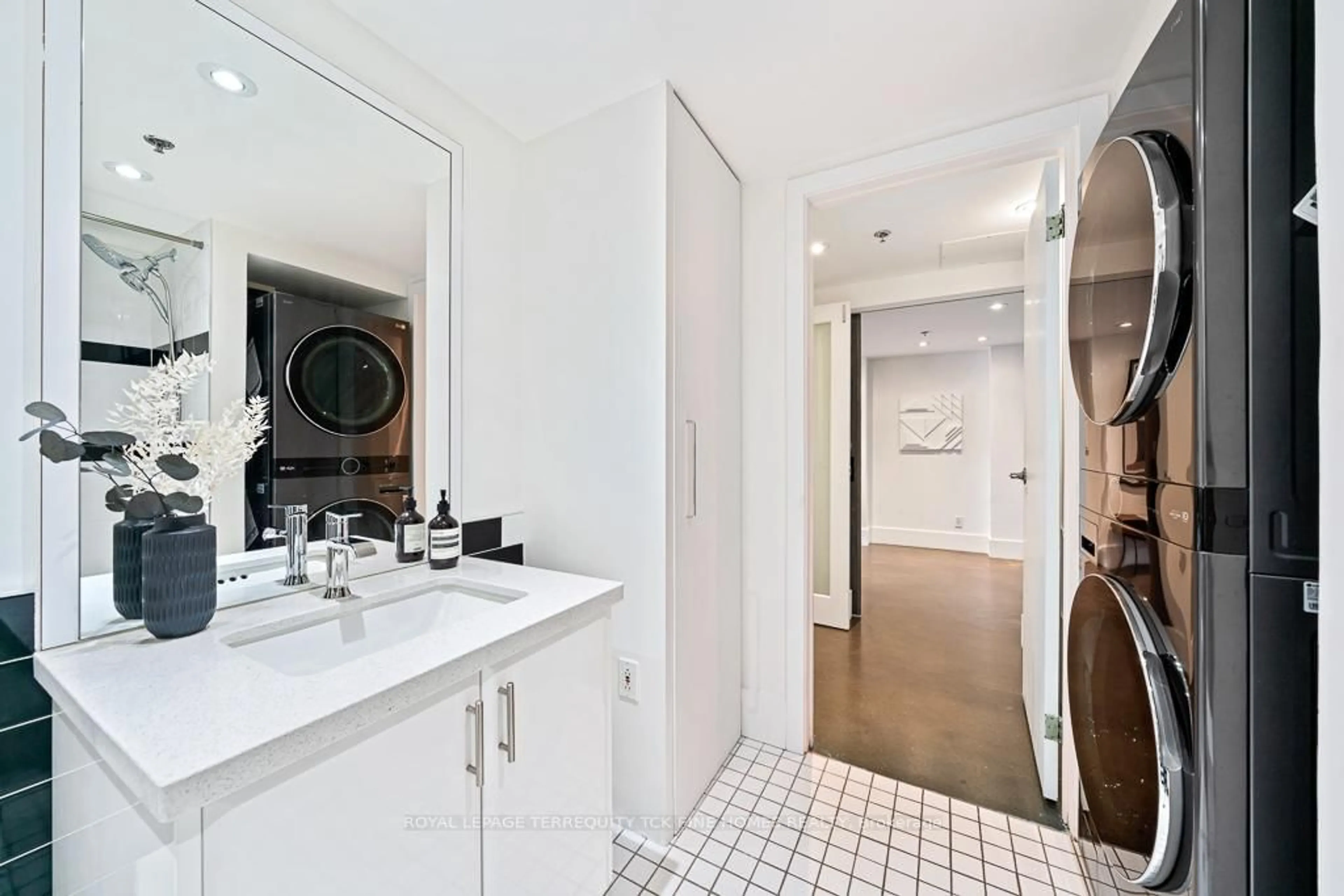 Standard bathroom, ceramic/tile floor for 1173 Dundas St #225, Toronto Ontario M4M 3P1
