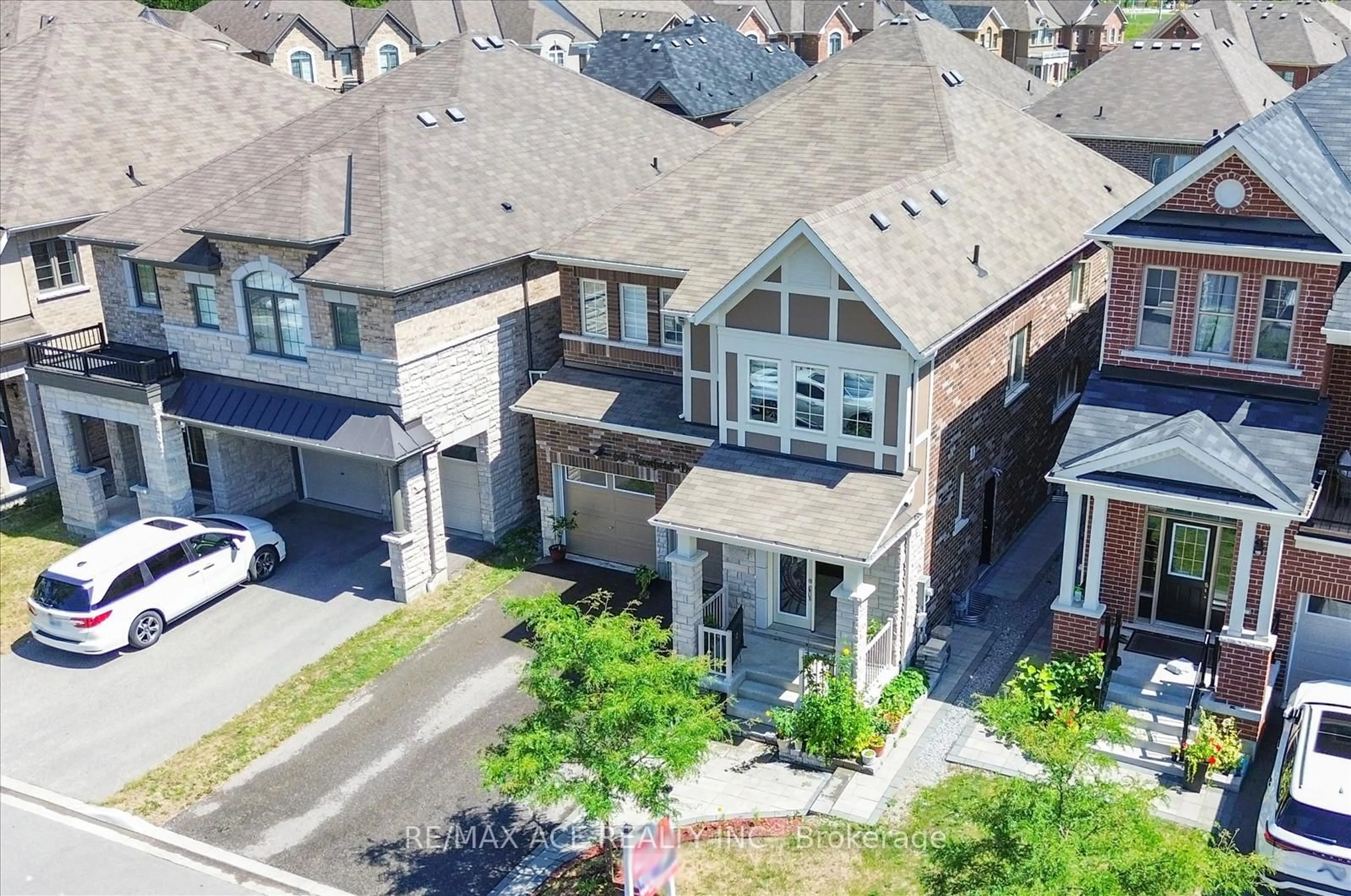 A pic from outside/outdoor area/front of a property/back of a property/a pic from drone, street for 60 Westfield Dr, Whitby Ontario L1P 0E9