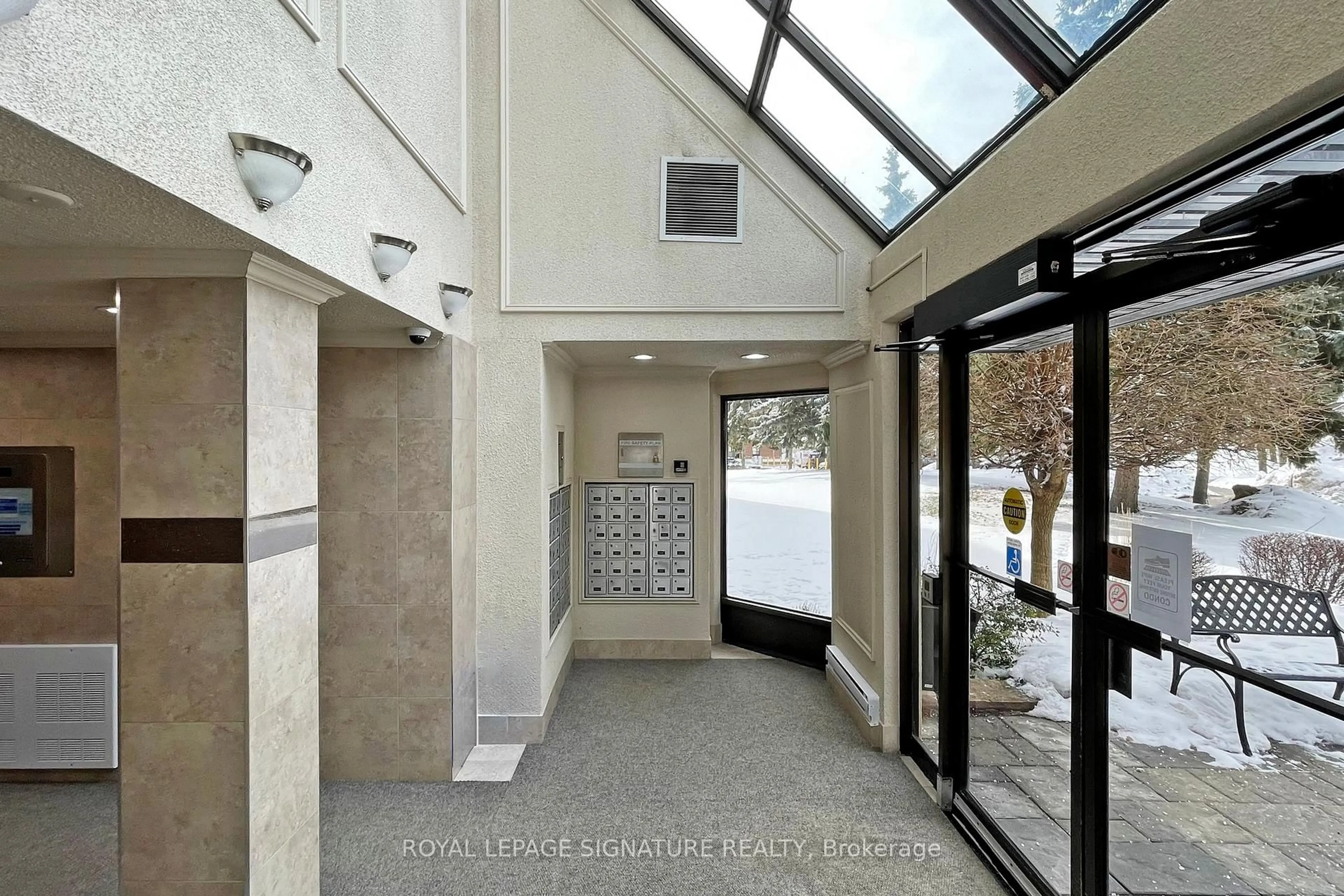 Indoor foyer for 1535 Diefenbaker Crt #109, Pickering Ontario L1V 3W2