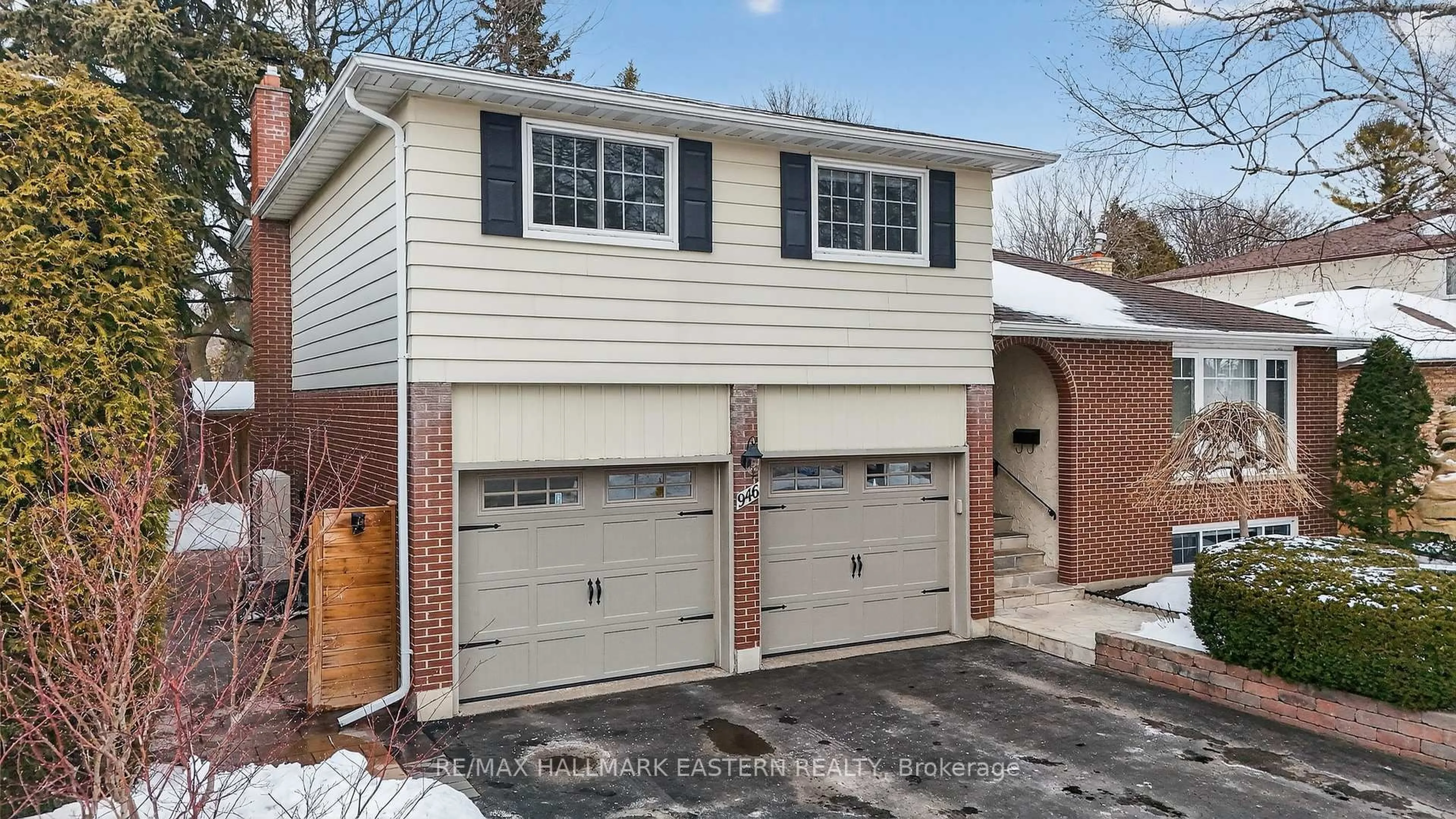 Indoor garage for 946 Beaufort Crt, Oshawa Ontario L1G 7J8