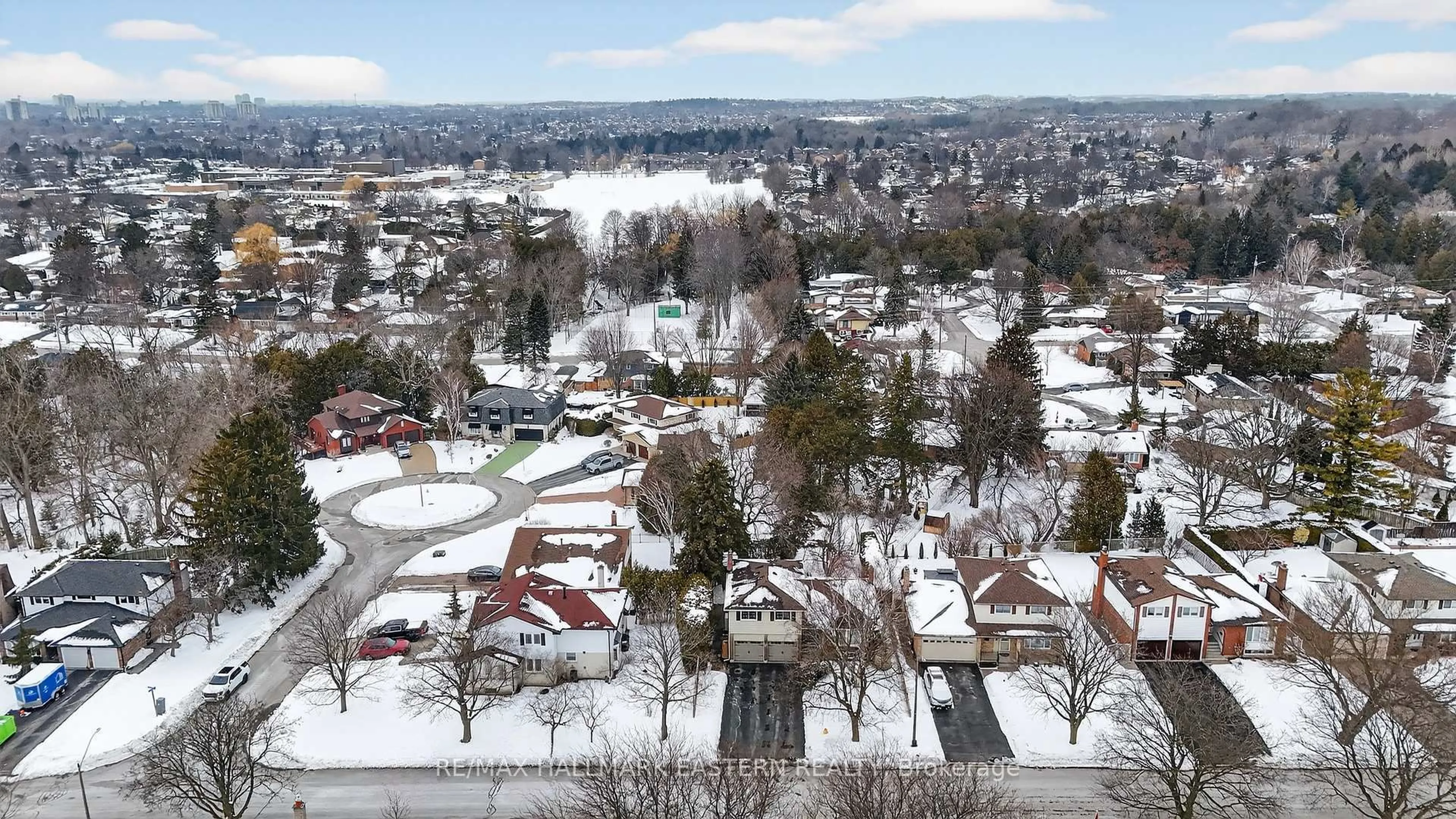 A pic from outside/outdoor area/front of a property/back of a property/a pic from drone, unknown for 946 Beaufort Crt, Oshawa Ontario L1G 7J8