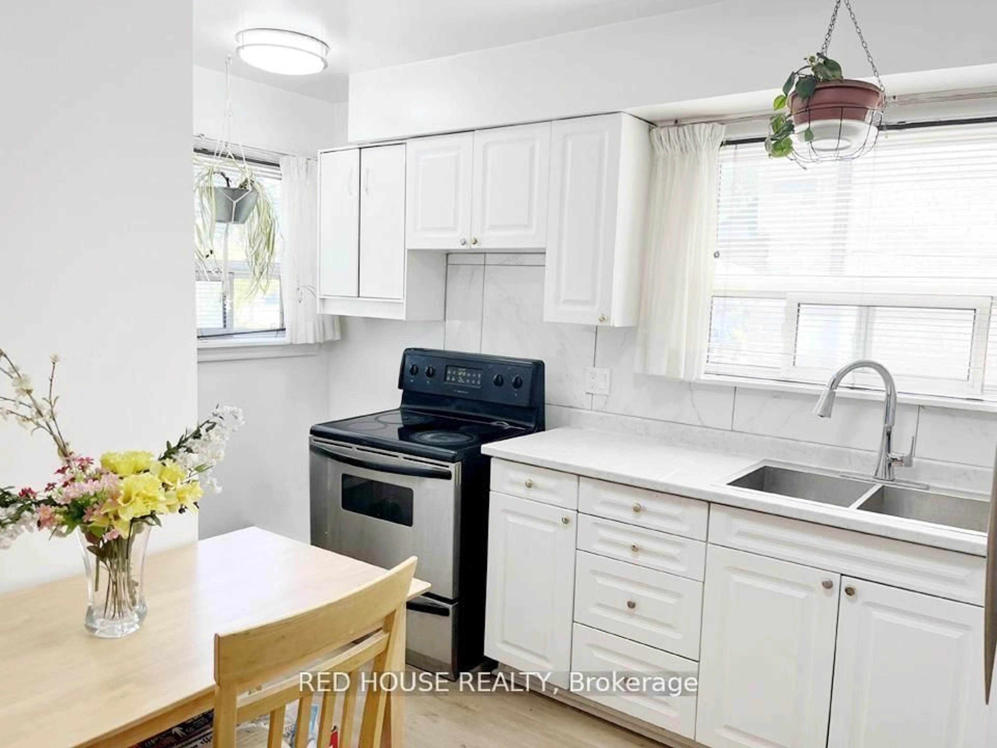 Standard kitchen, unknown for 40 North Woodrow Blvd, Toronto Ontario M1K 1W3