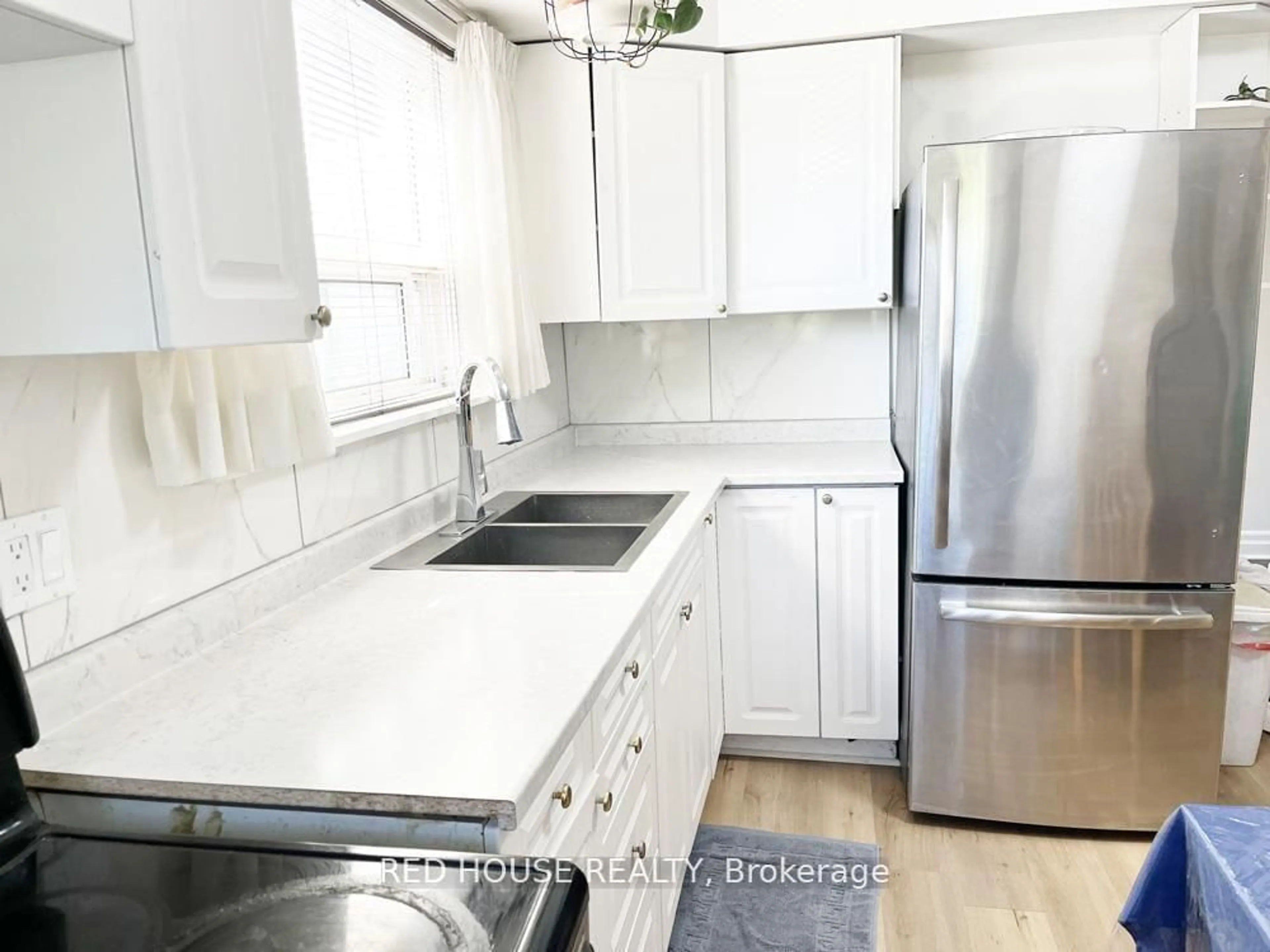 Standard kitchen, unknown for 40 North Woodrow Blvd, Toronto Ontario M1K 1W3