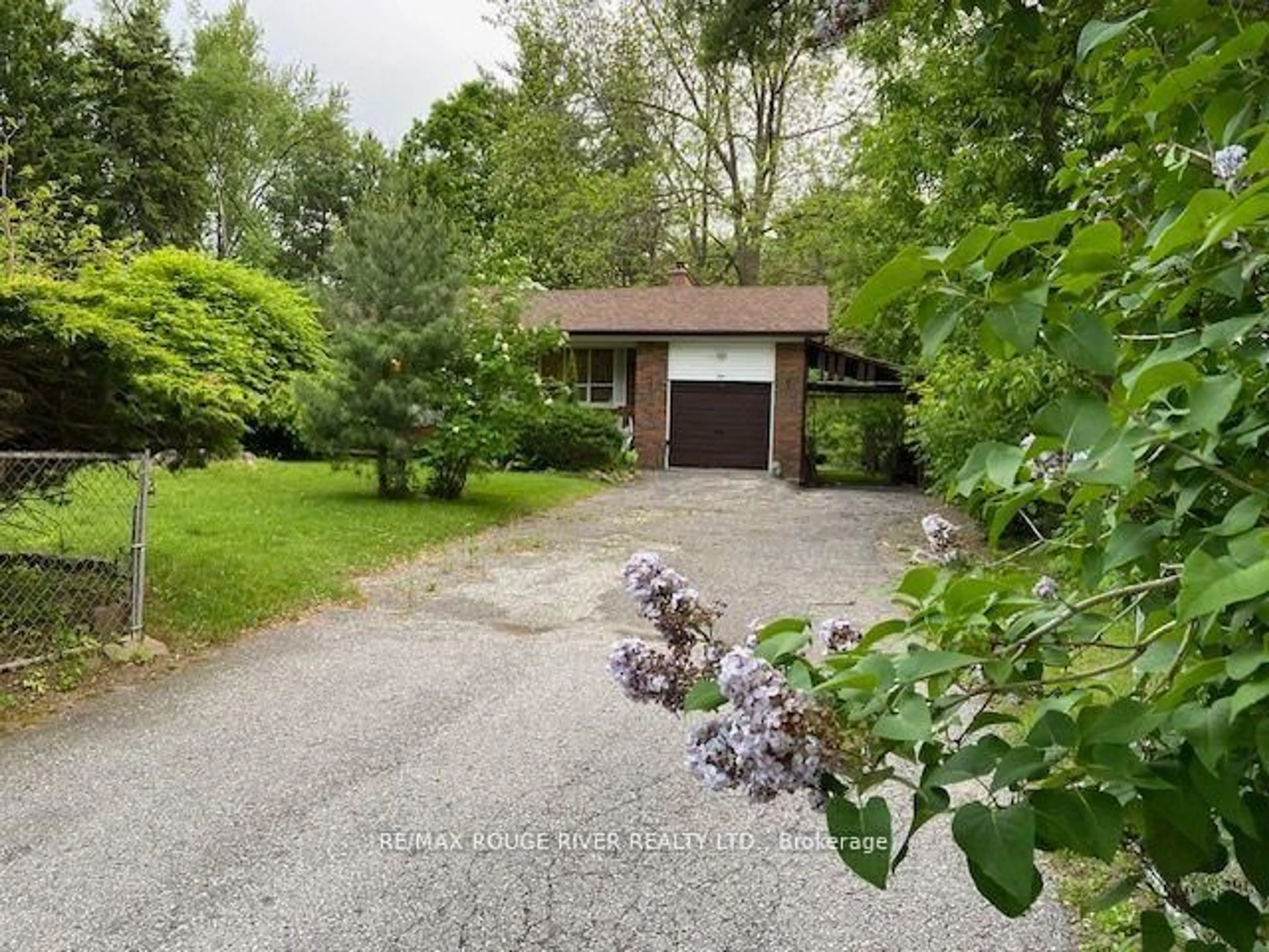 A pic from outside/outdoor area/front of a property/back of a property/a pic from drone, street for 72 Meadowvale Rd, Toronto Ontario M1C 1S1