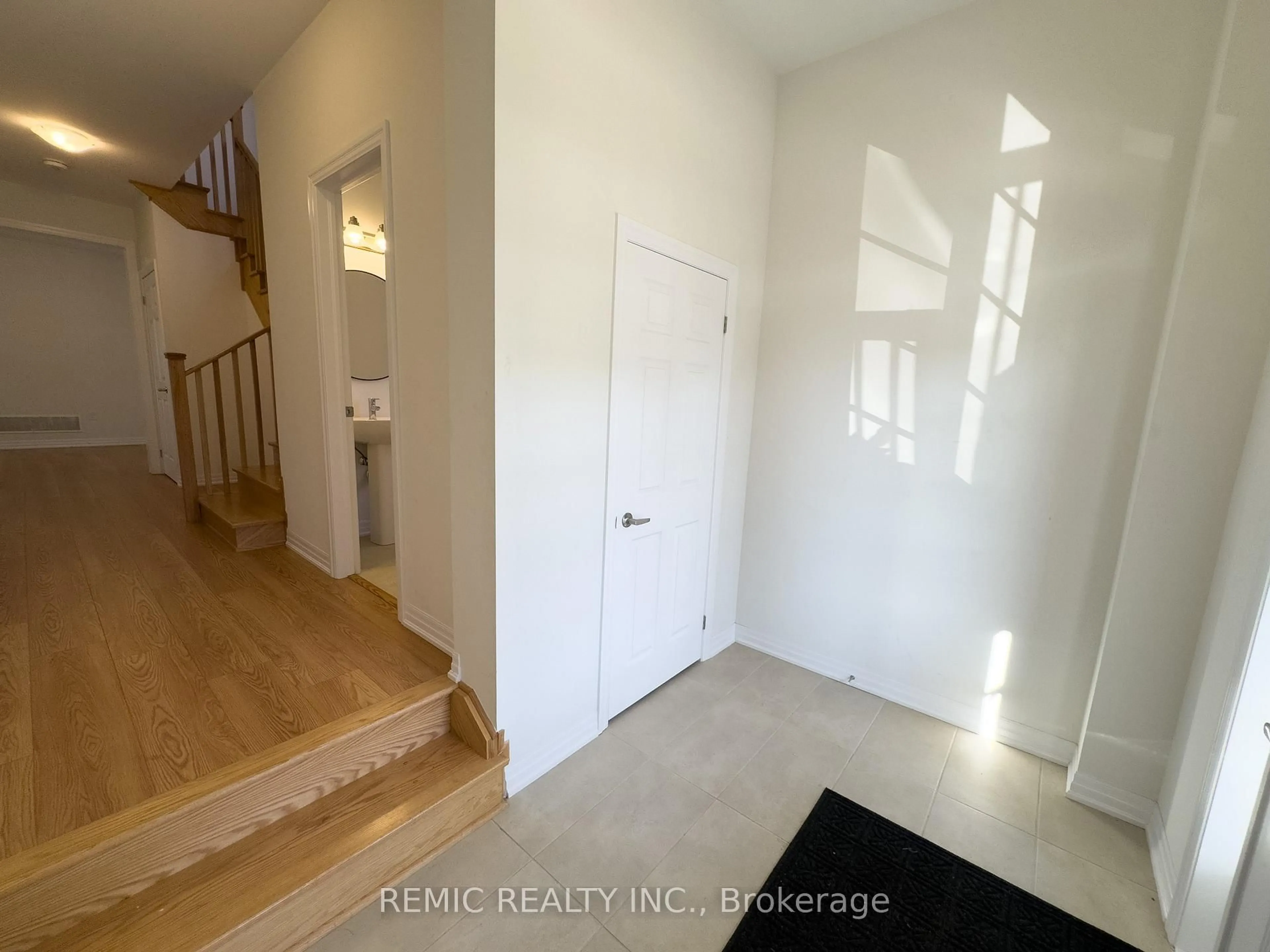 Indoor entryway for 242 Flood Ave, Clarington Ontario L1B 0W8