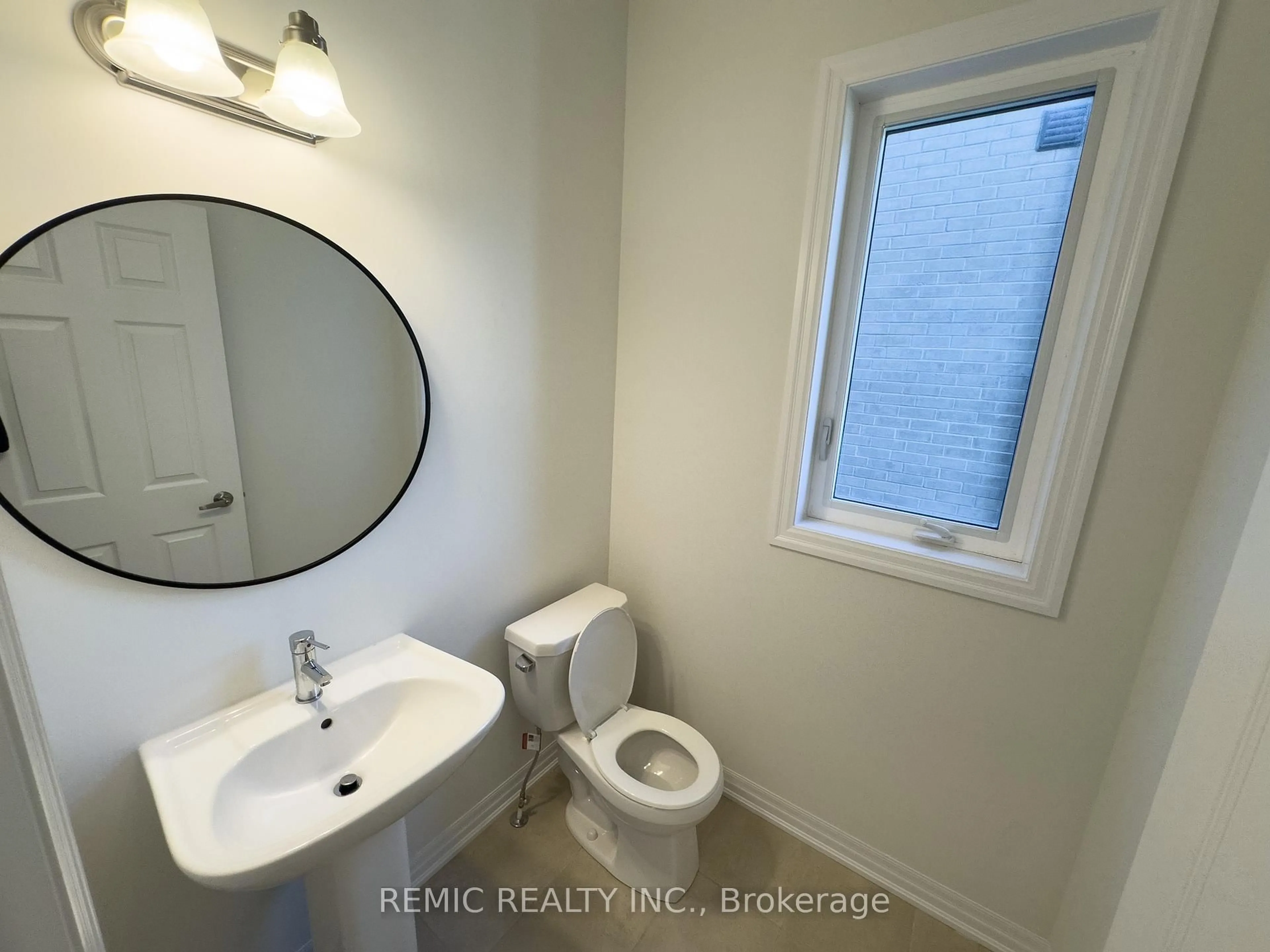 A pic of a room for 242 Flood Ave, Clarington Ontario L1B 0W8