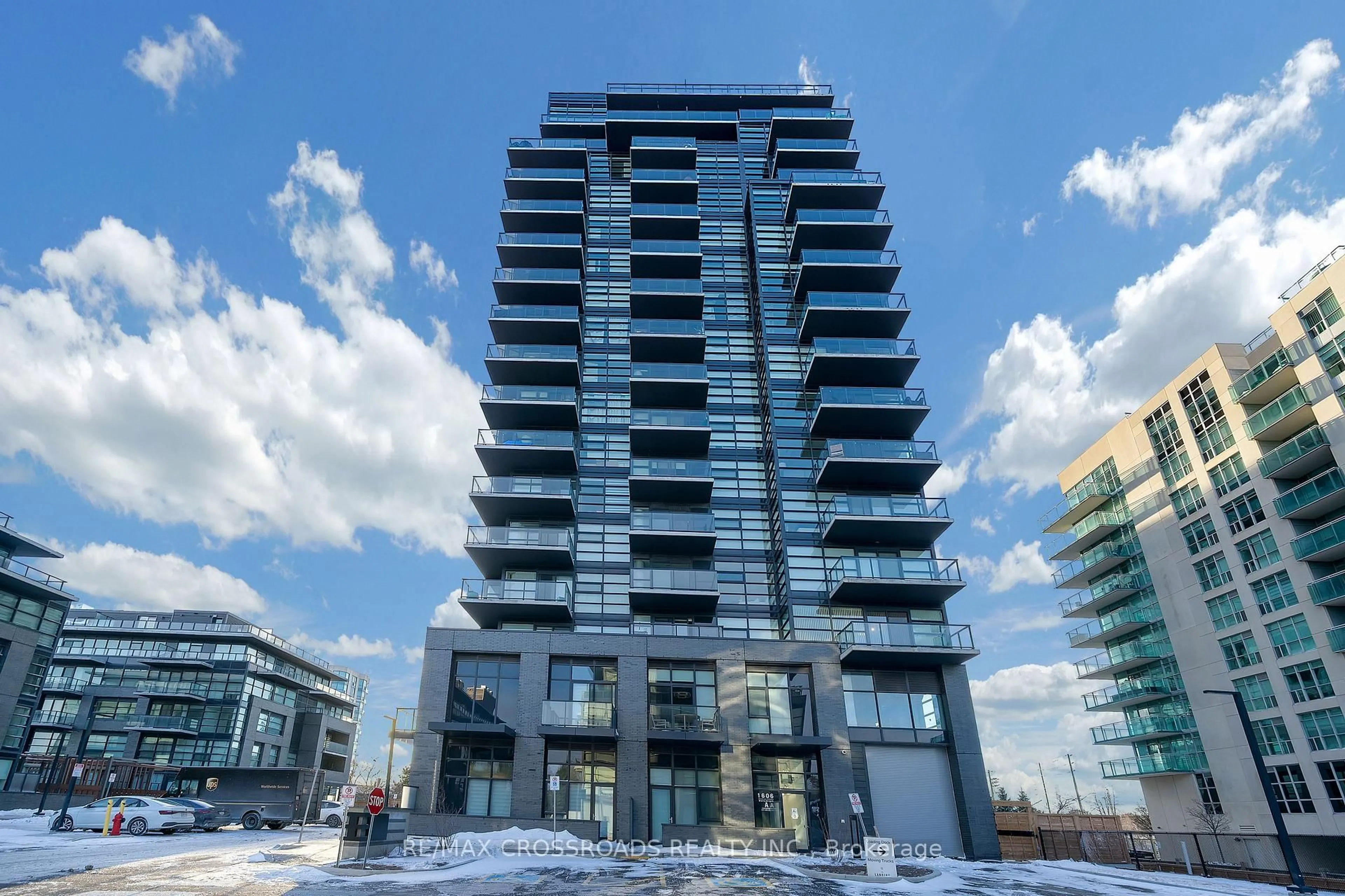 Indoor foyer for 1606 Charles St #202, Whitby Ontario L1N 0P1