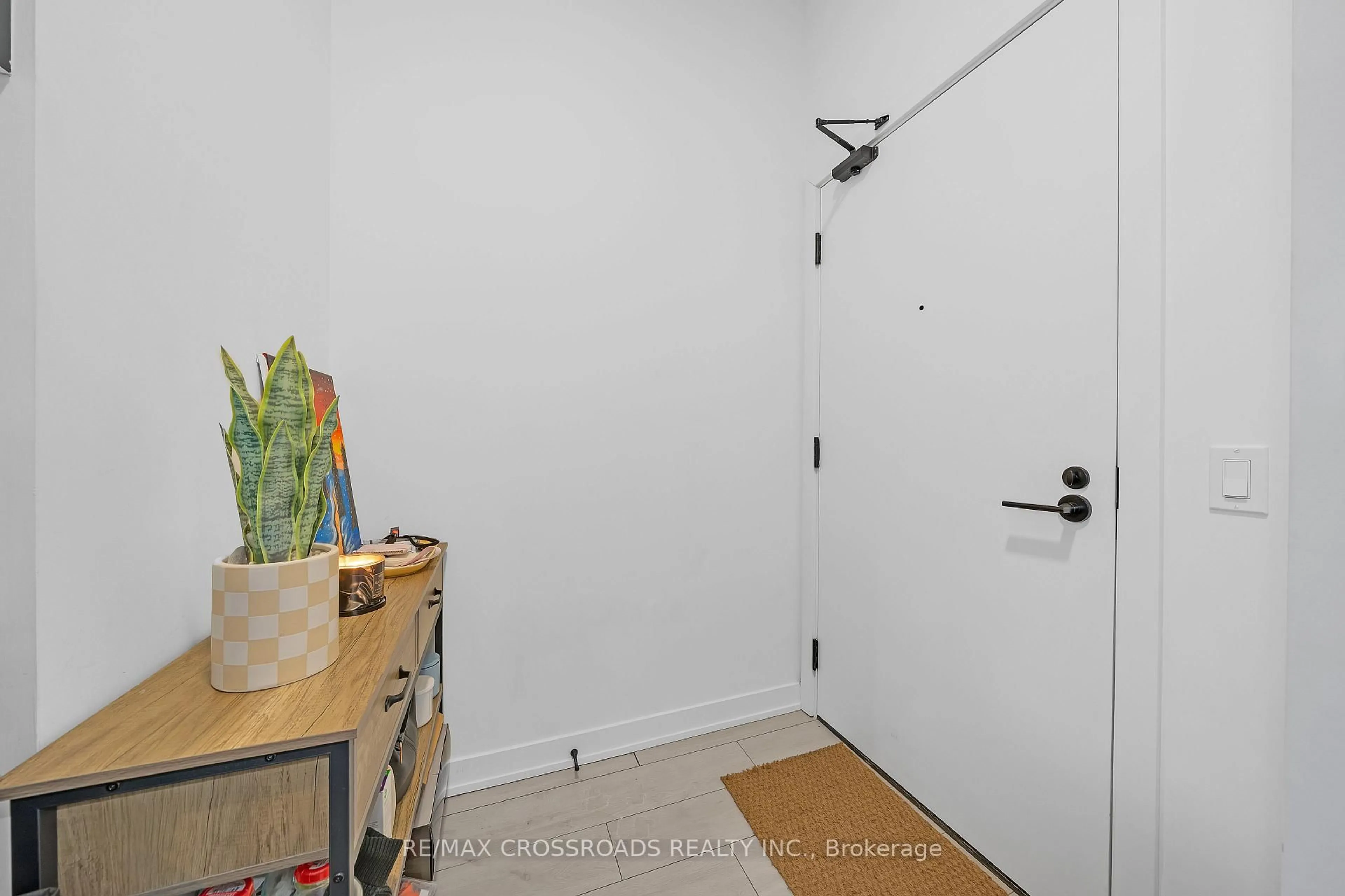 Indoor entryway for 1606 Charles St #202, Whitby Ontario L1N 0P1