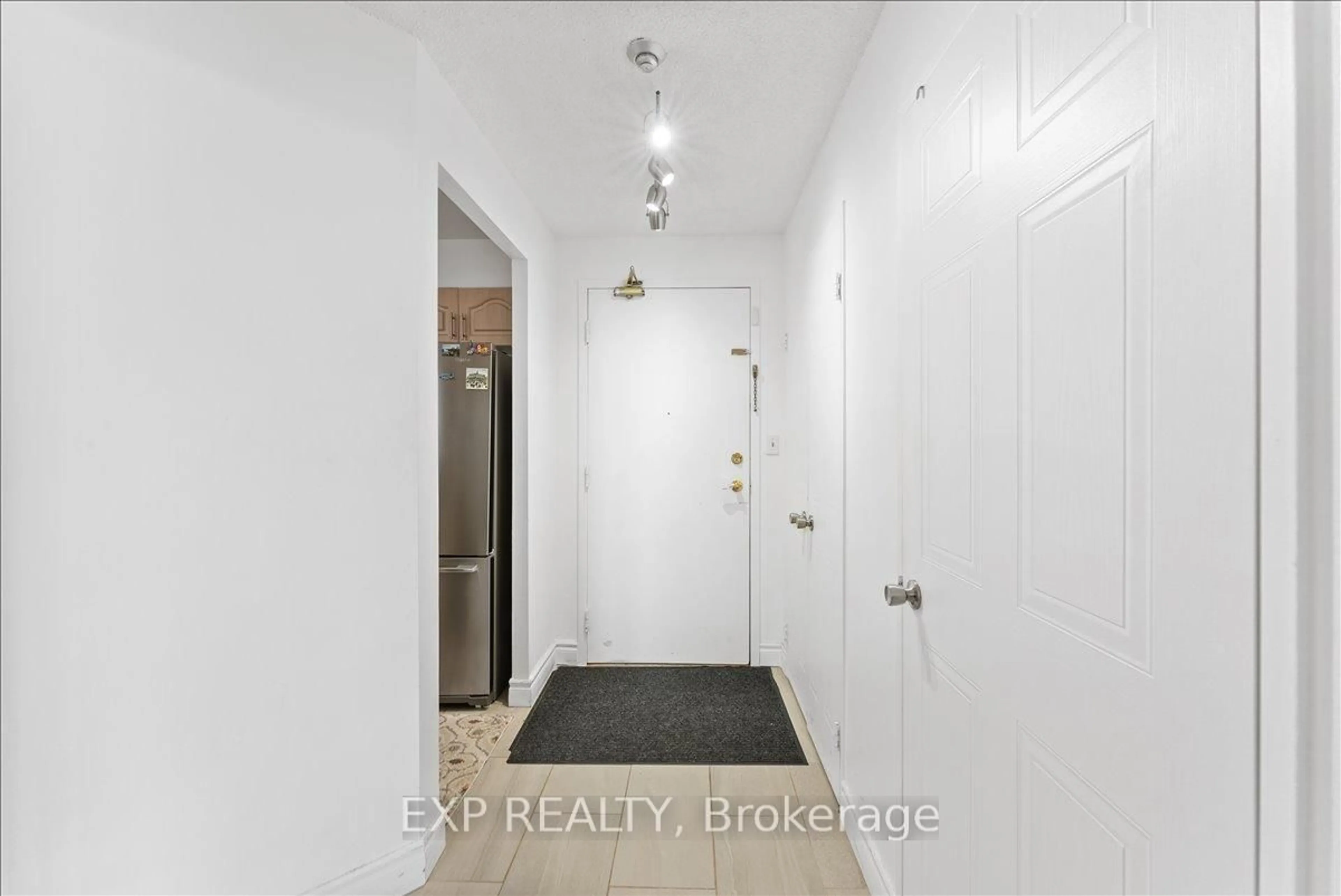 Indoor entryway for 400 Mclevin Ave #1807, Toronto Ontario M1B 5J4