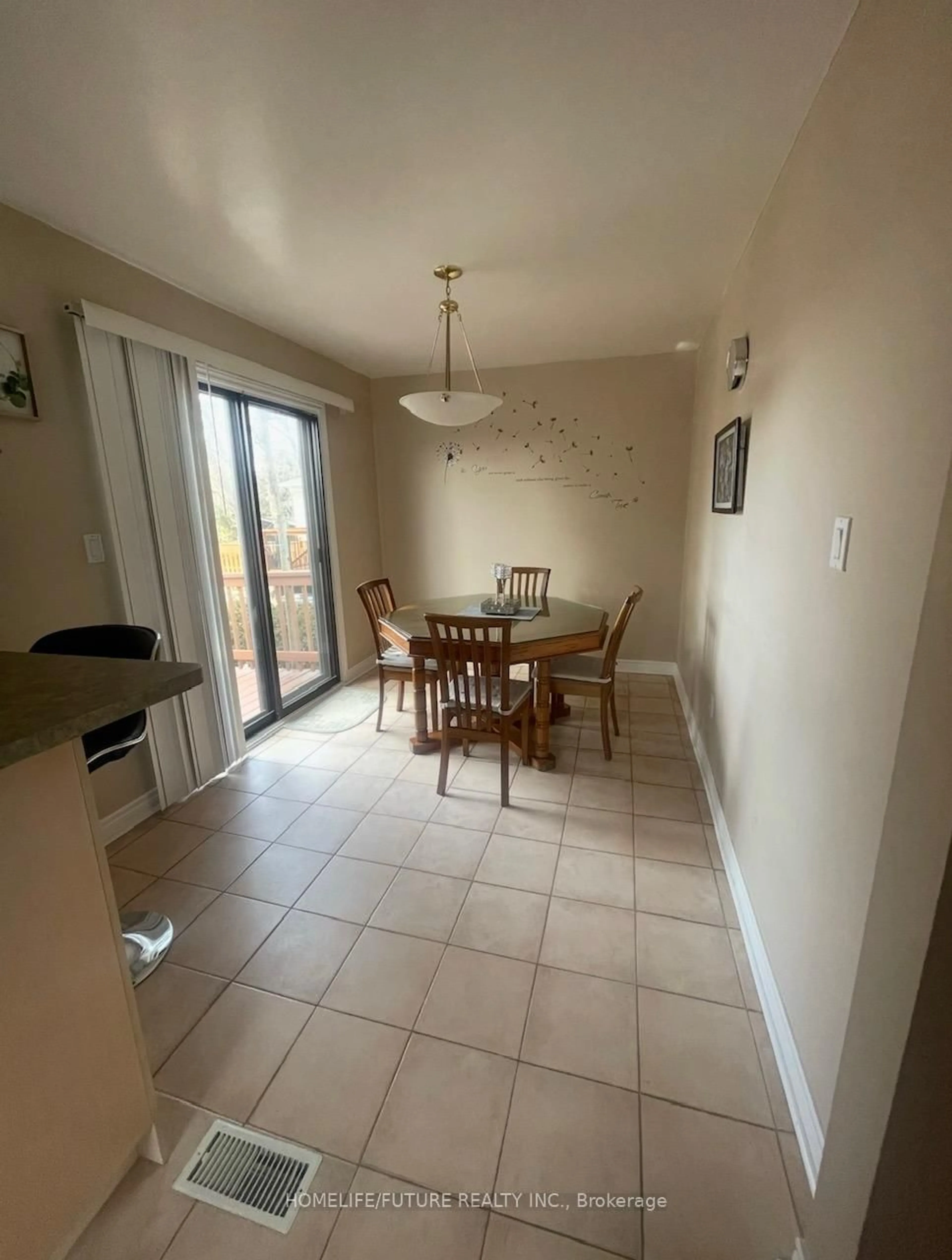 A pic of a room for 4 Commonwealth Ave, Toronto Ontario M1K 4J8