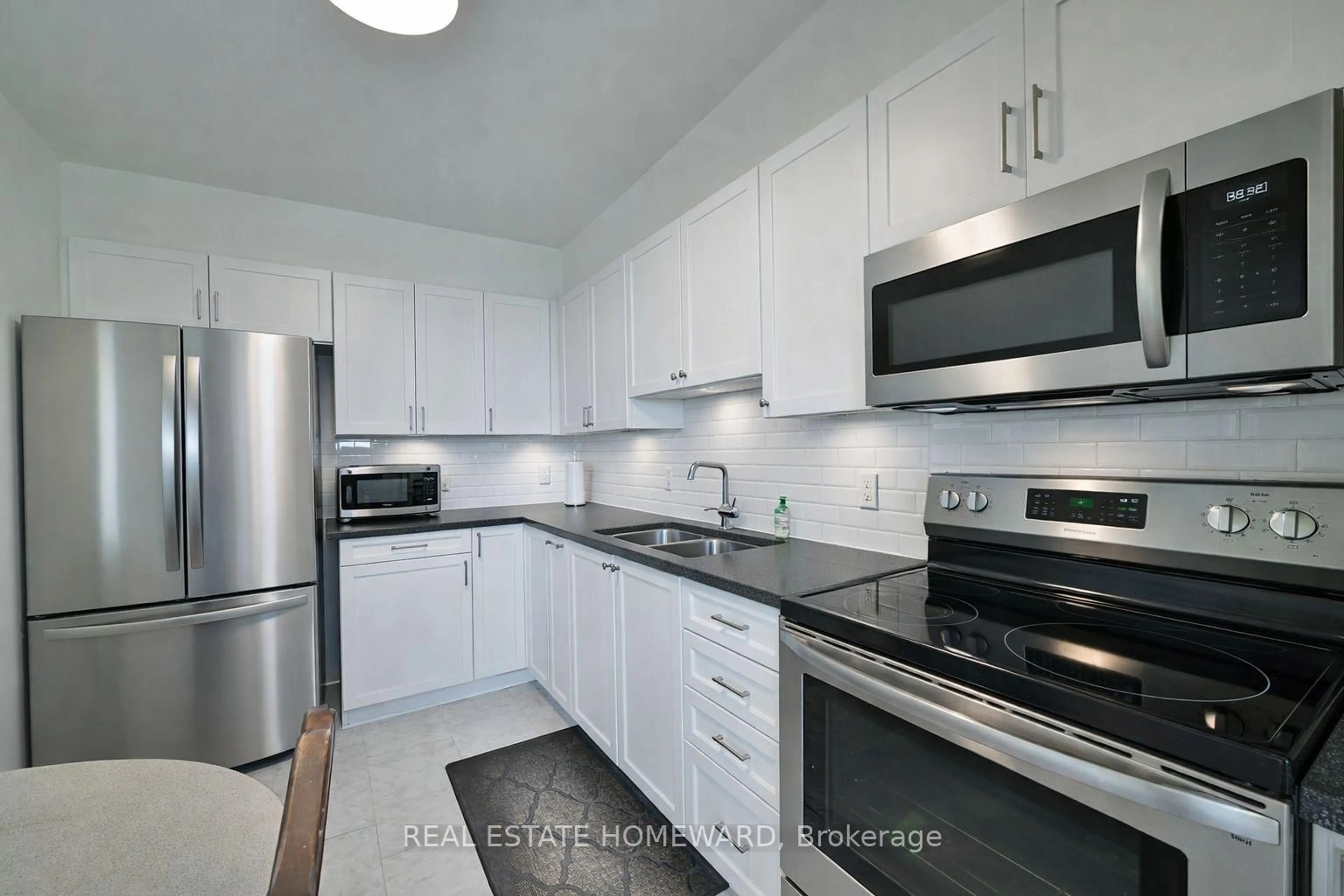 Standard kitchen, unknown for 2550 Pharmacy Ave #1015, Toronto Ontario M1W 1H9