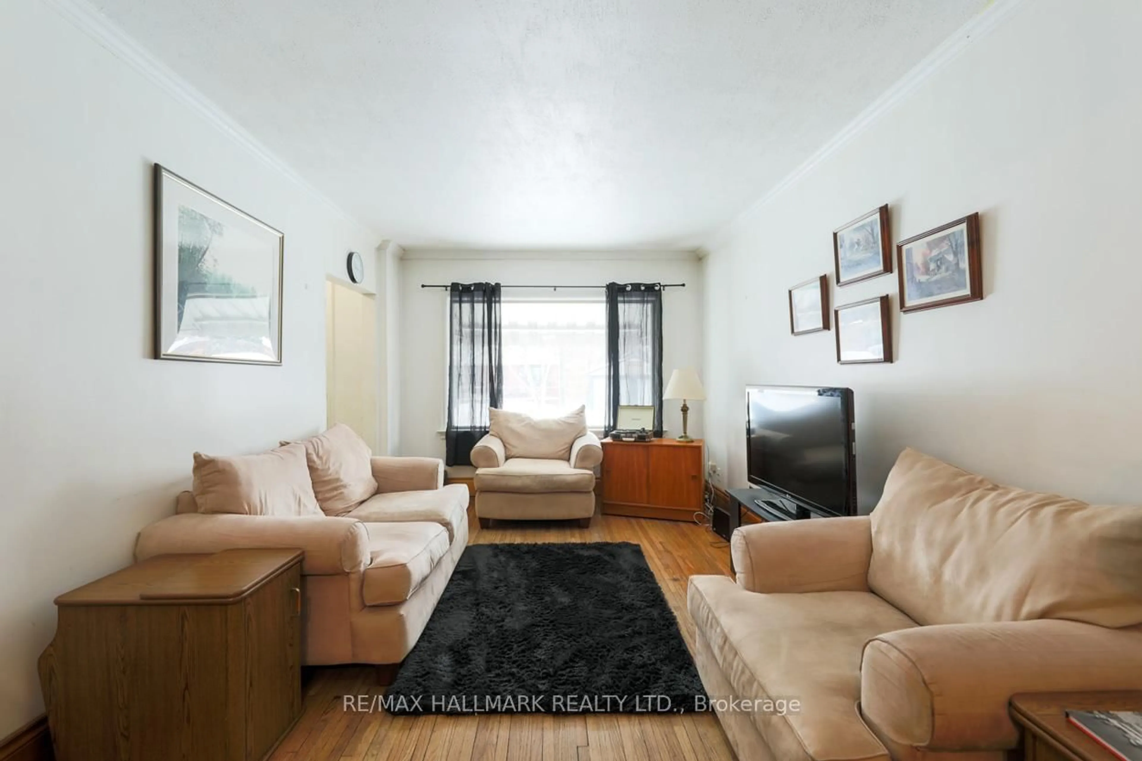 Living room with furniture, unknown for 21 Phenix Dr, Toronto Ontario M1N 3H7
