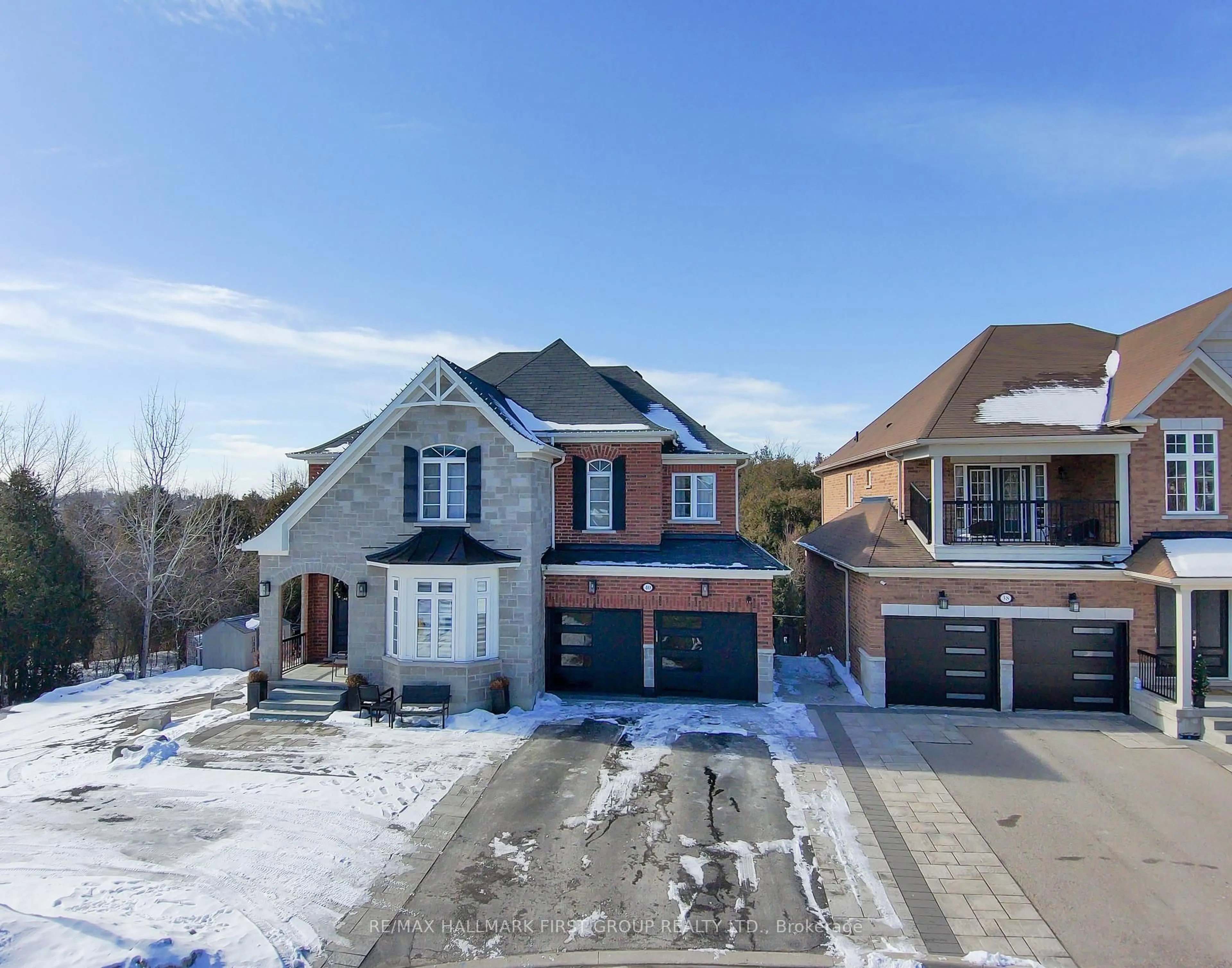 A pic from outside/outdoor area/front of a property/back of a property/a pic from drone, street for 40 Endeavour Crt, Whitby Ontario L1P 0B5