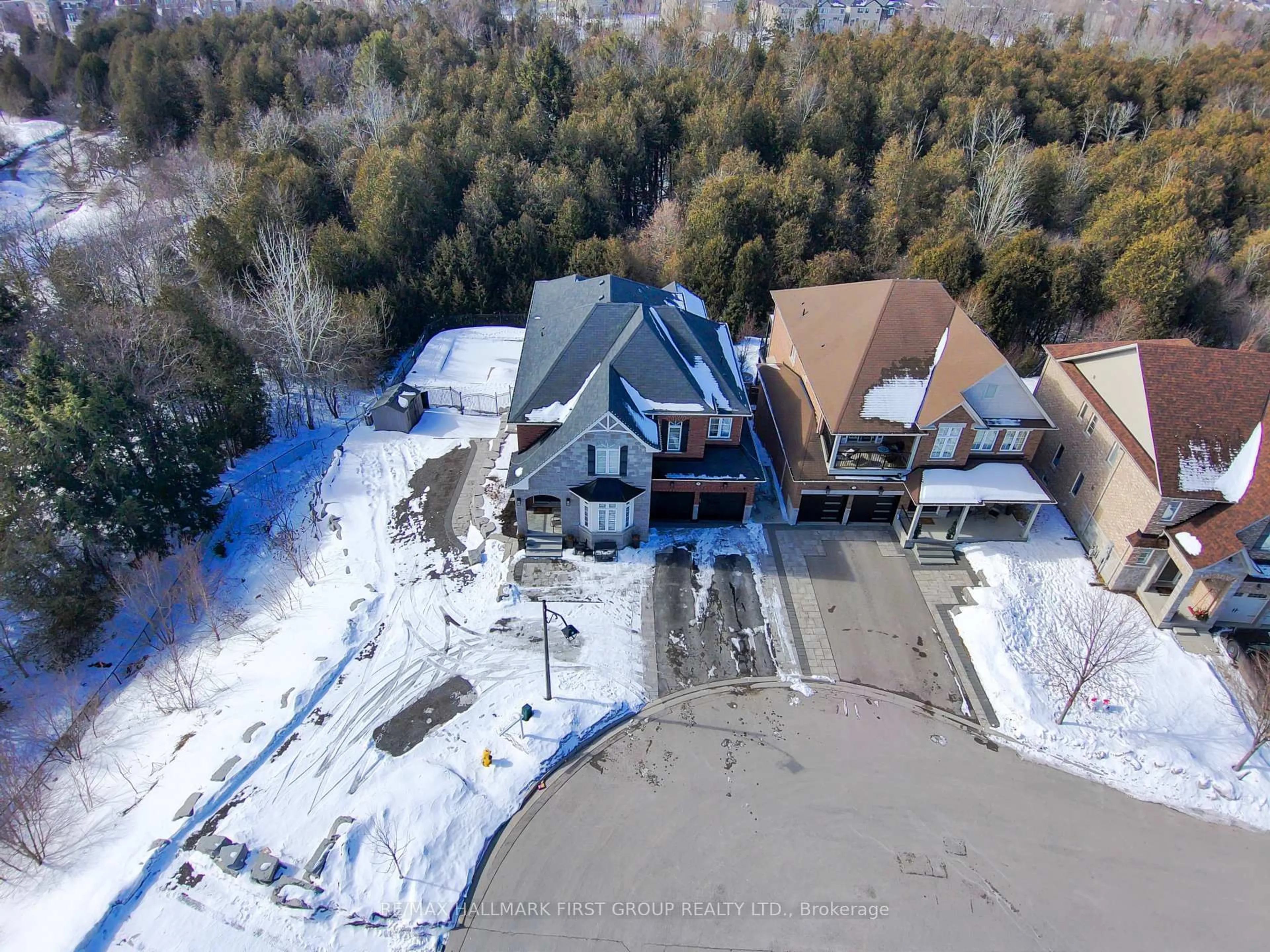 A pic from outside/outdoor area/front of a property/back of a property/a pic from drone, water/lake/river/ocean view for 40 Endeavour Crt, Whitby Ontario L1P 0B5