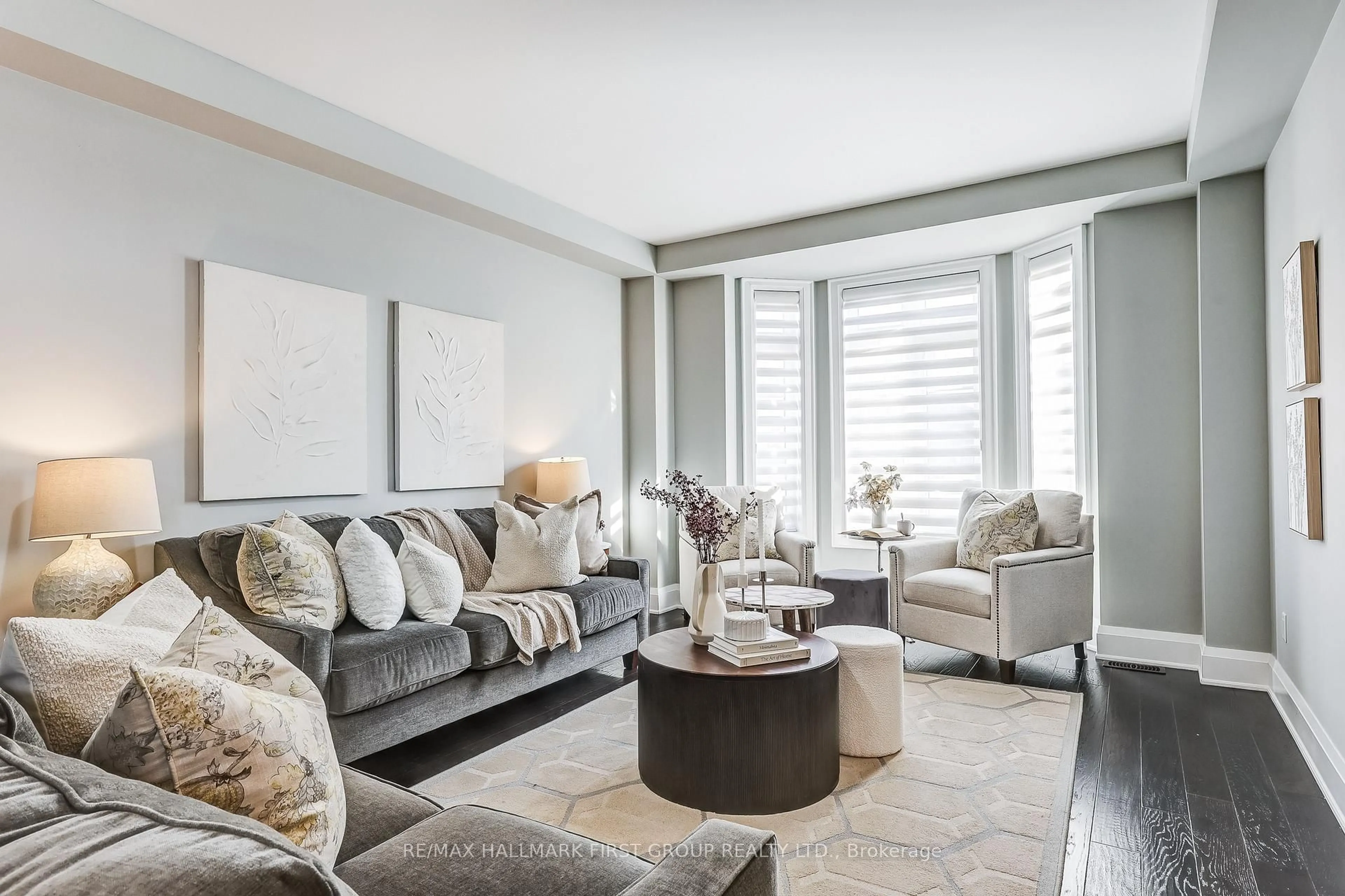 Living room with furniture, unknown for 40 Endeavour Crt, Whitby Ontario L1P 0B5