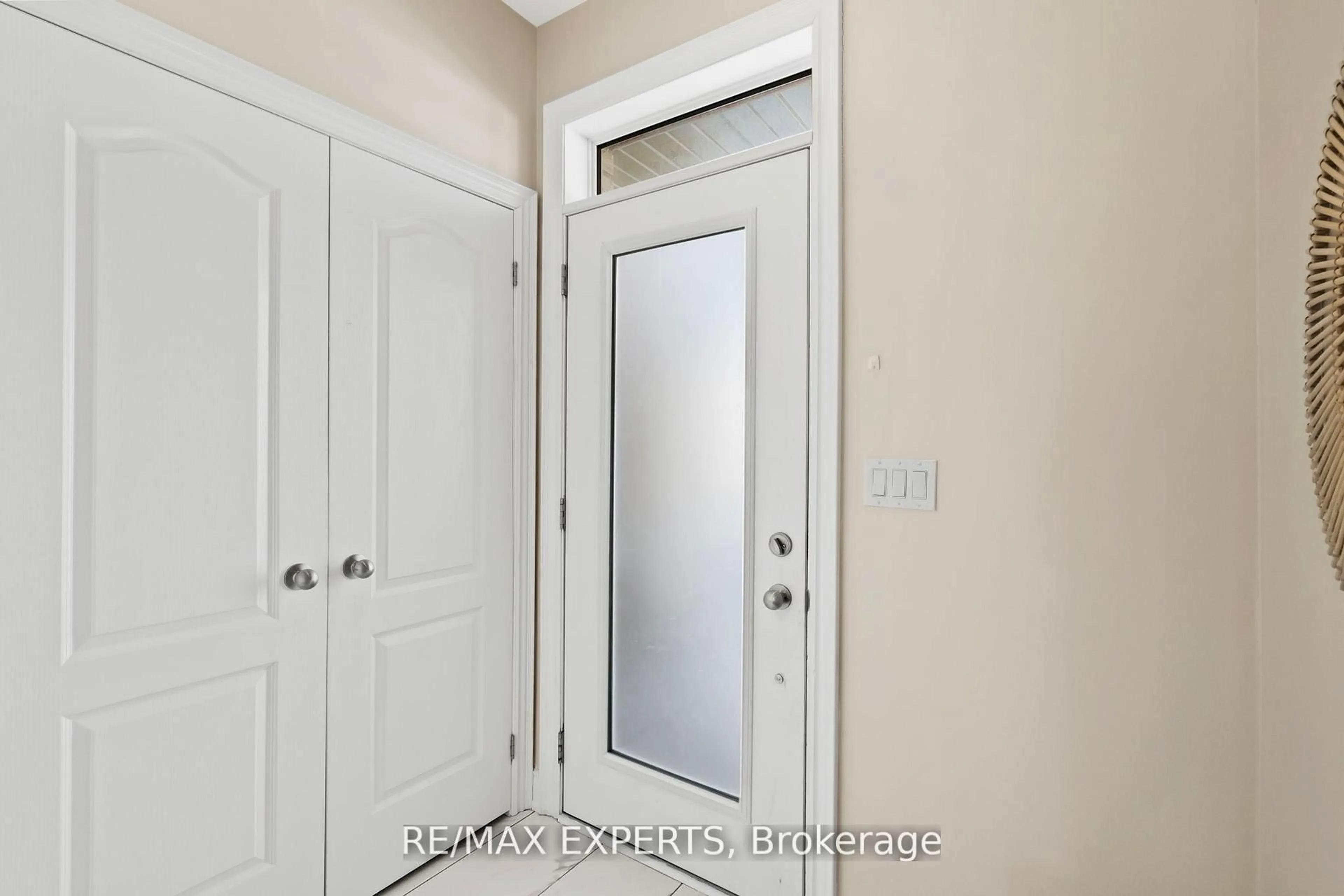 Indoor entryway for 2538 Winter Words Dr, Oshawa Ontario L1L 0S7