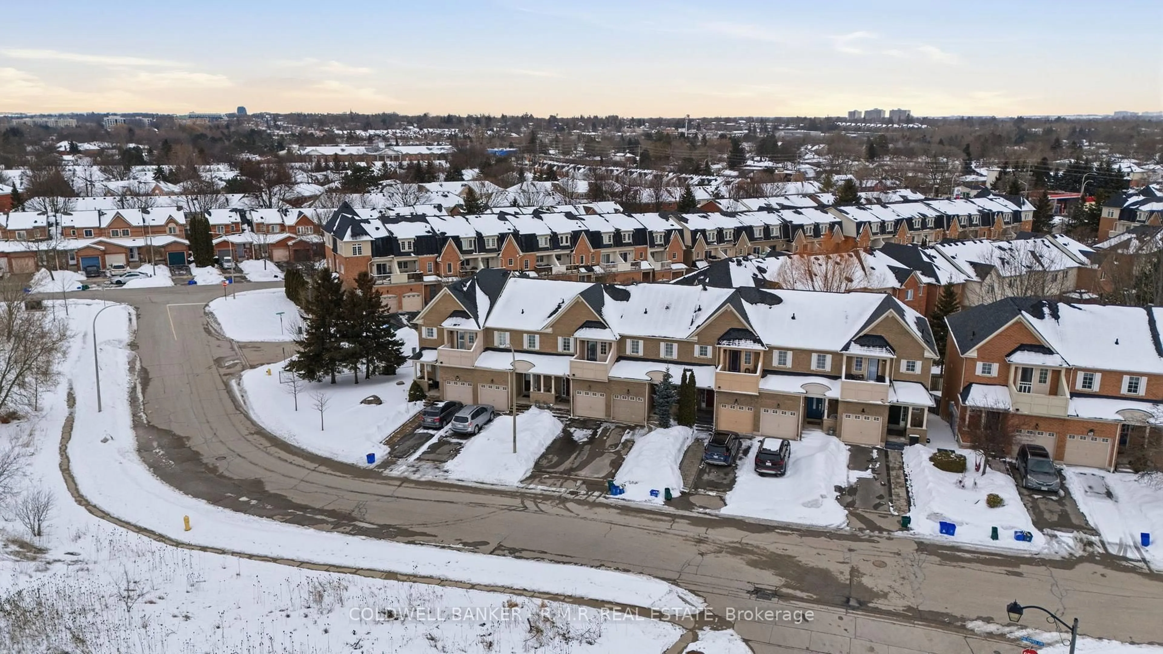 A pic from outside/outdoor area/front of a property/back of a property/a pic from drone, street for 14 Palisades Crt, Whitby Ontario L1N 9T8