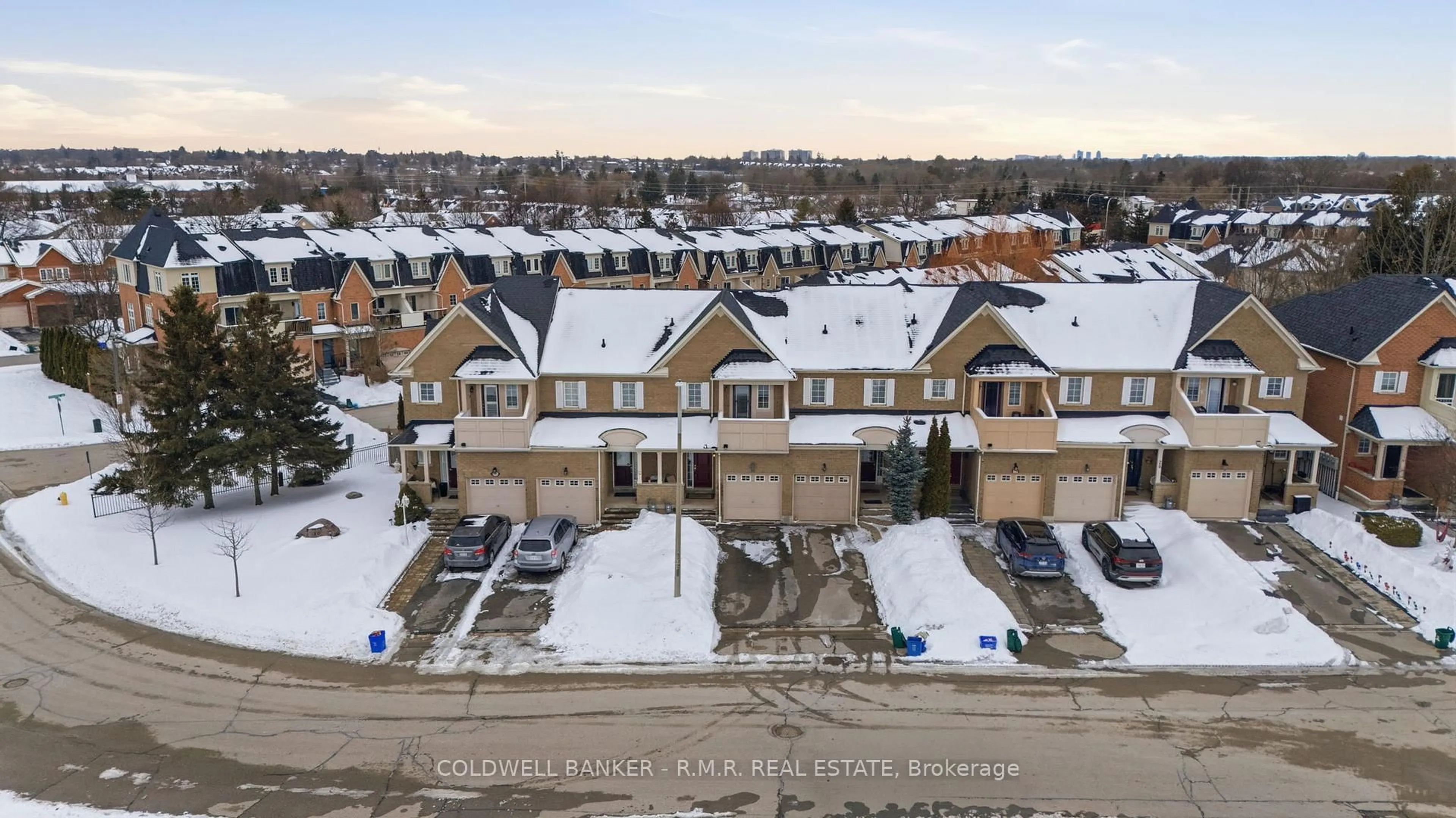 A pic from outside/outdoor area/front of a property/back of a property/a pic from drone, unknown for 14 Palisades Crt, Whitby Ontario L1N 9T8
