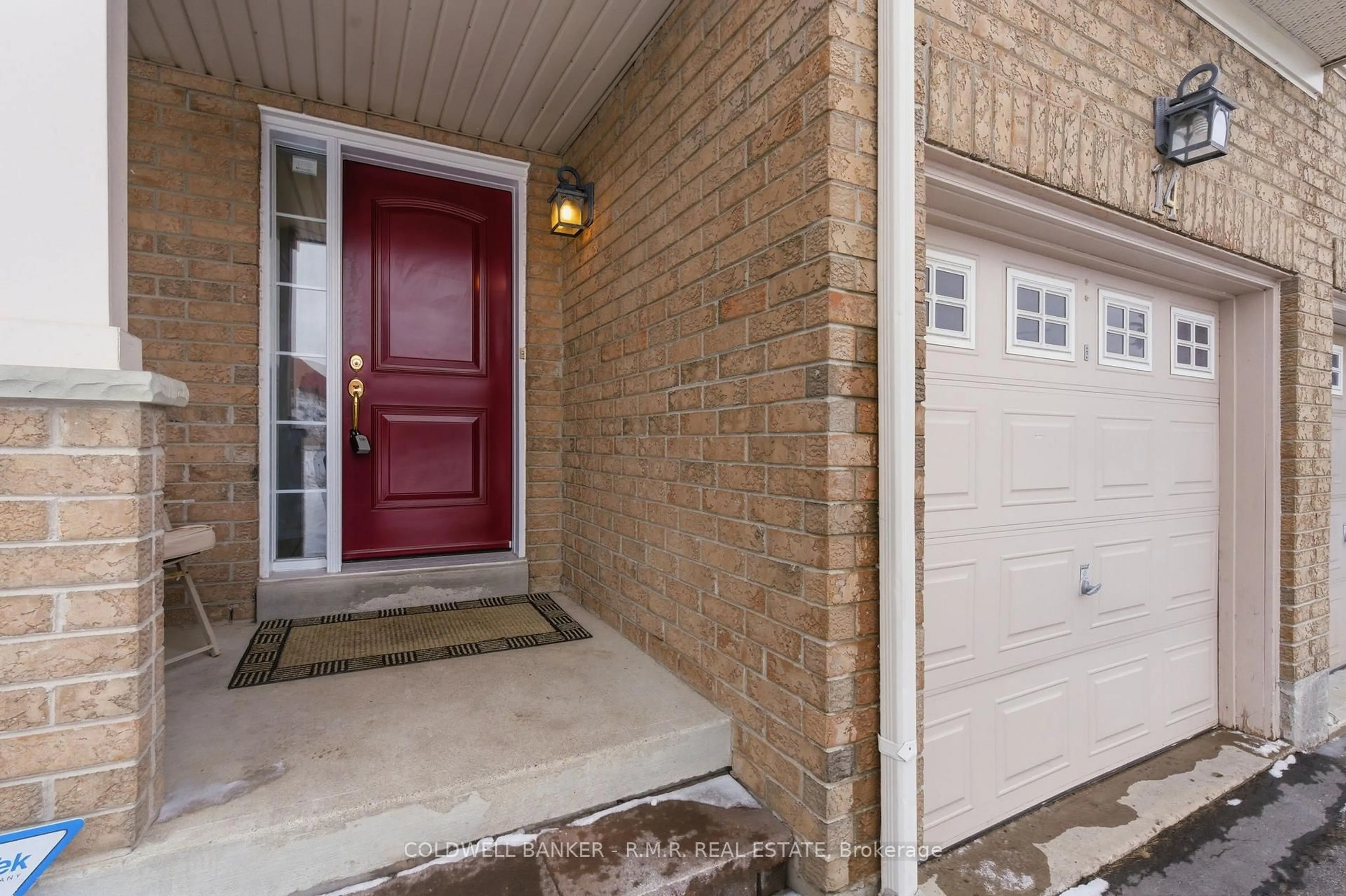 Indoor entryway for 14 Palisades Crt, Whitby Ontario L1N 9T8