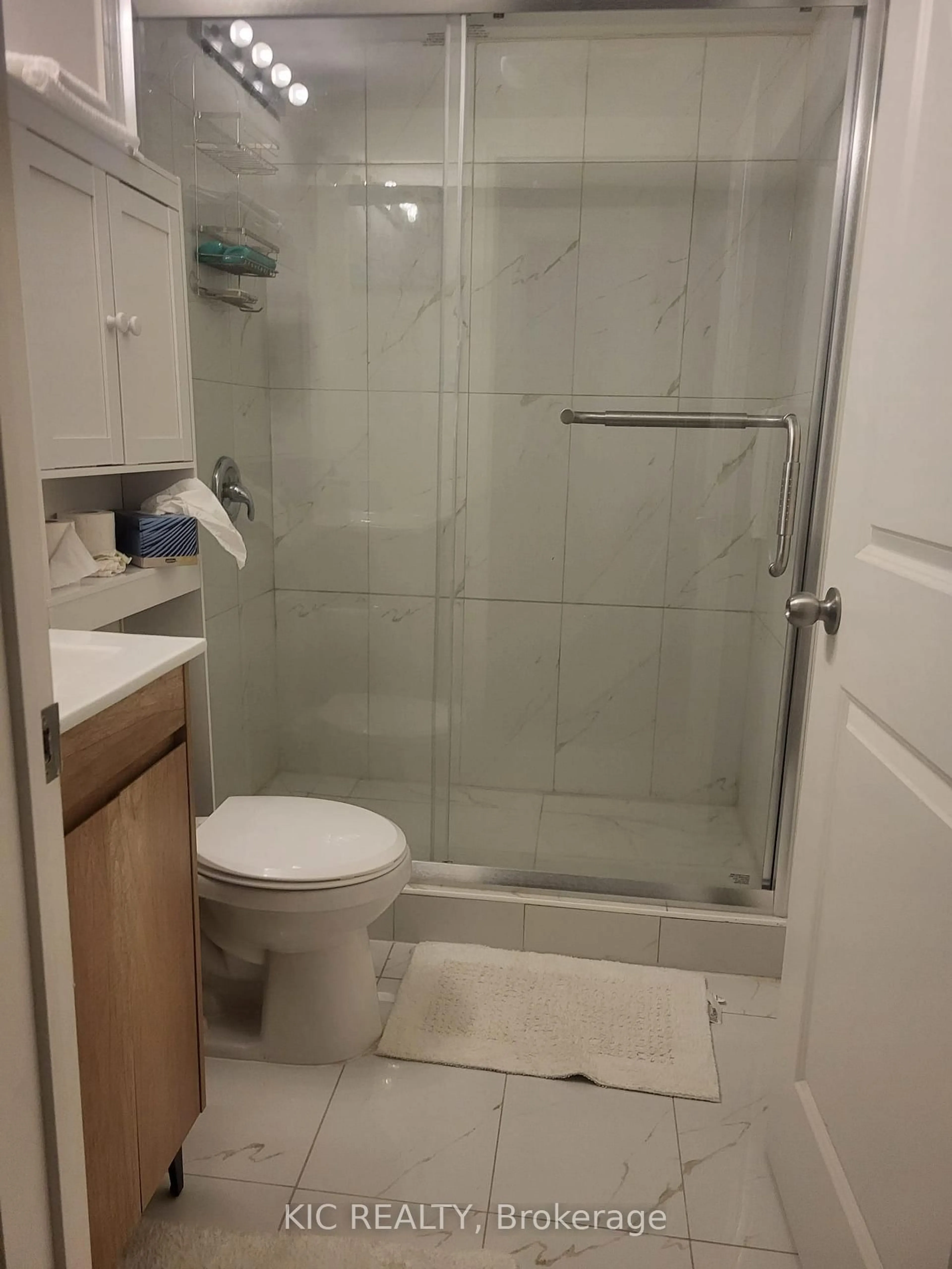 Standard bathroom, floor is not visible for 1557 Green Rd, Clarington Ontario L1C 7E5