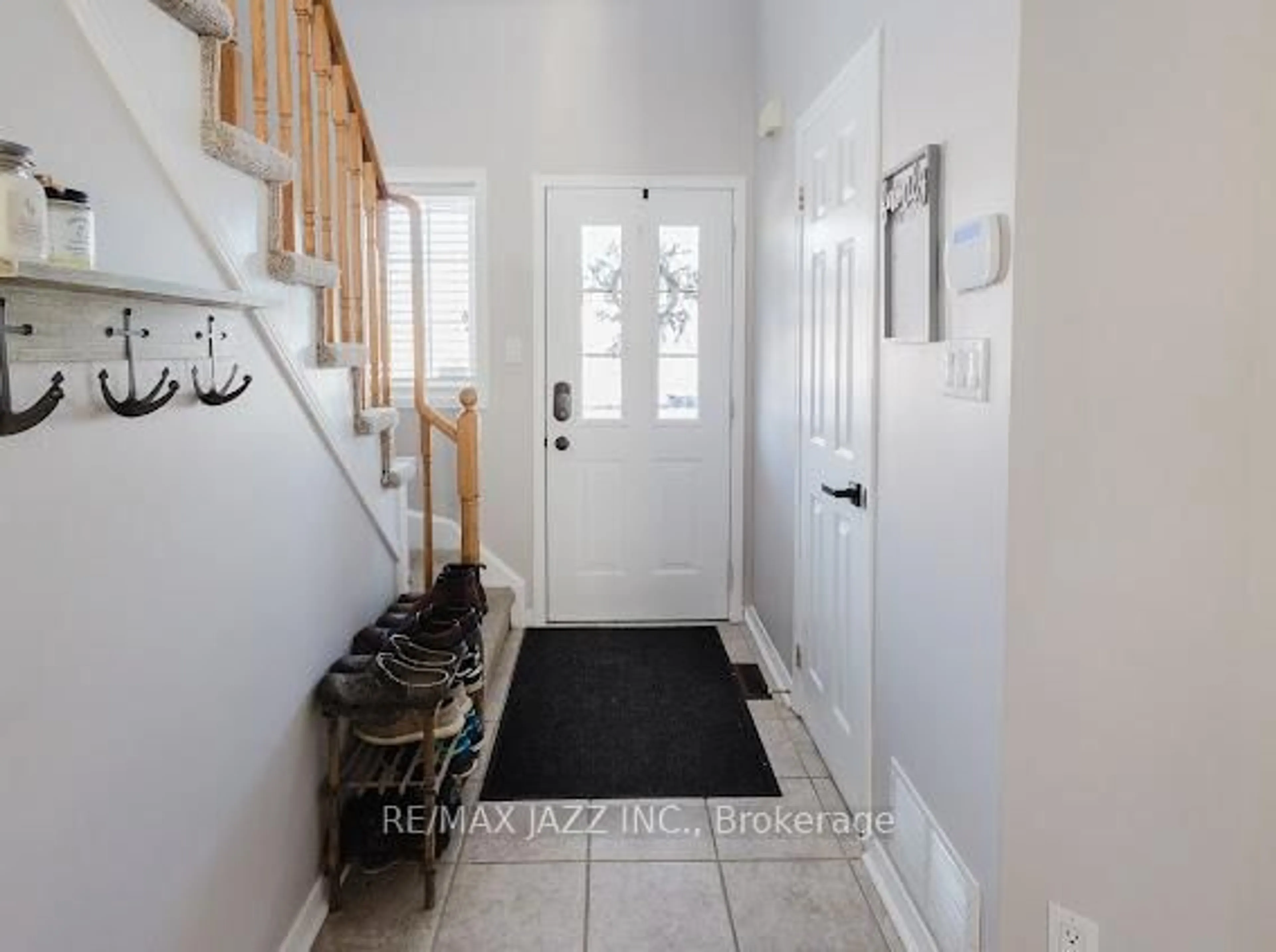 Indoor entryway for 104 Calwell Dr, Scugog Ontario L9L 1T7