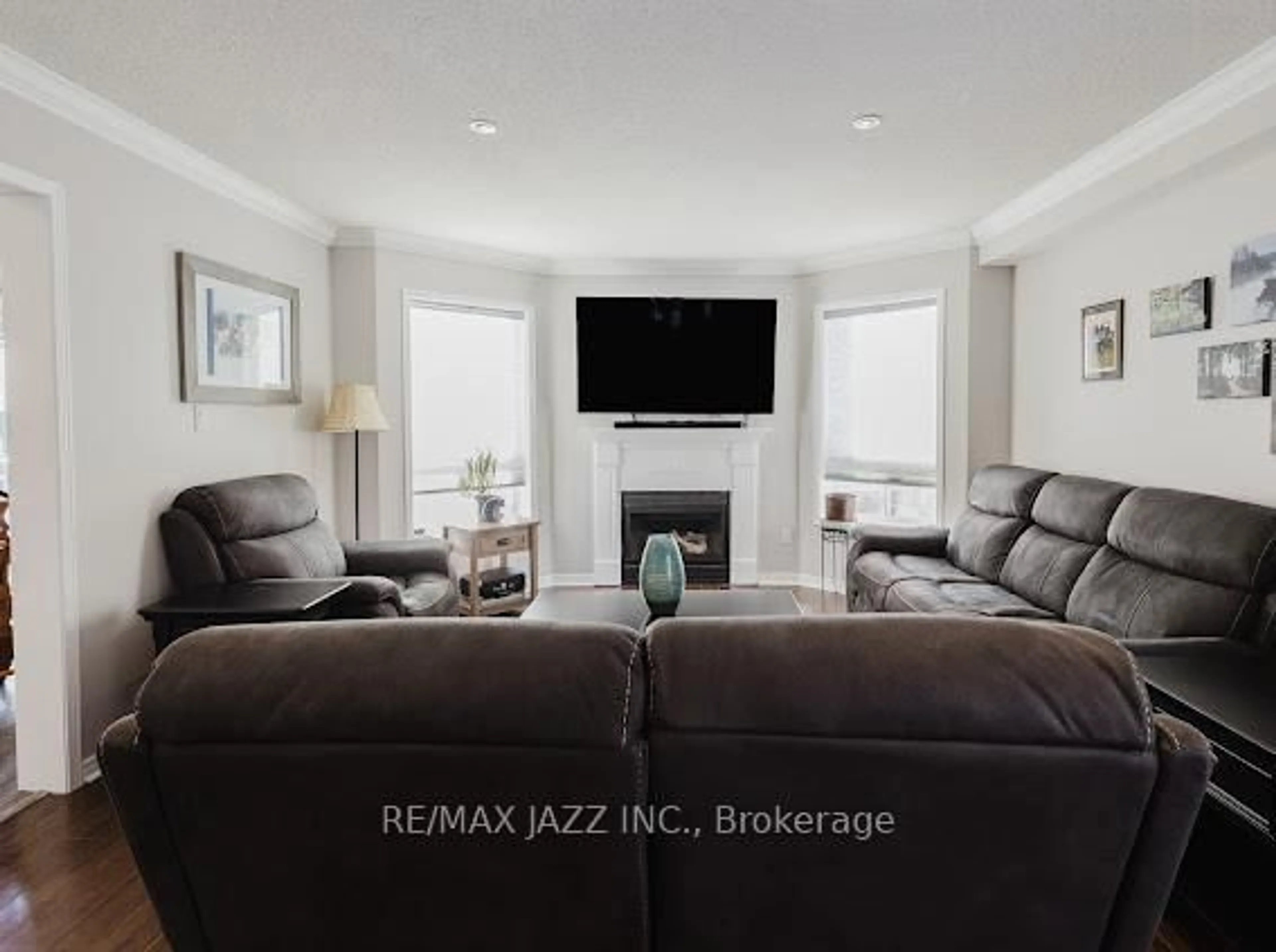 Living room with furniture, unknown for 104 Calwell Dr, Scugog Ontario L9L 1T7