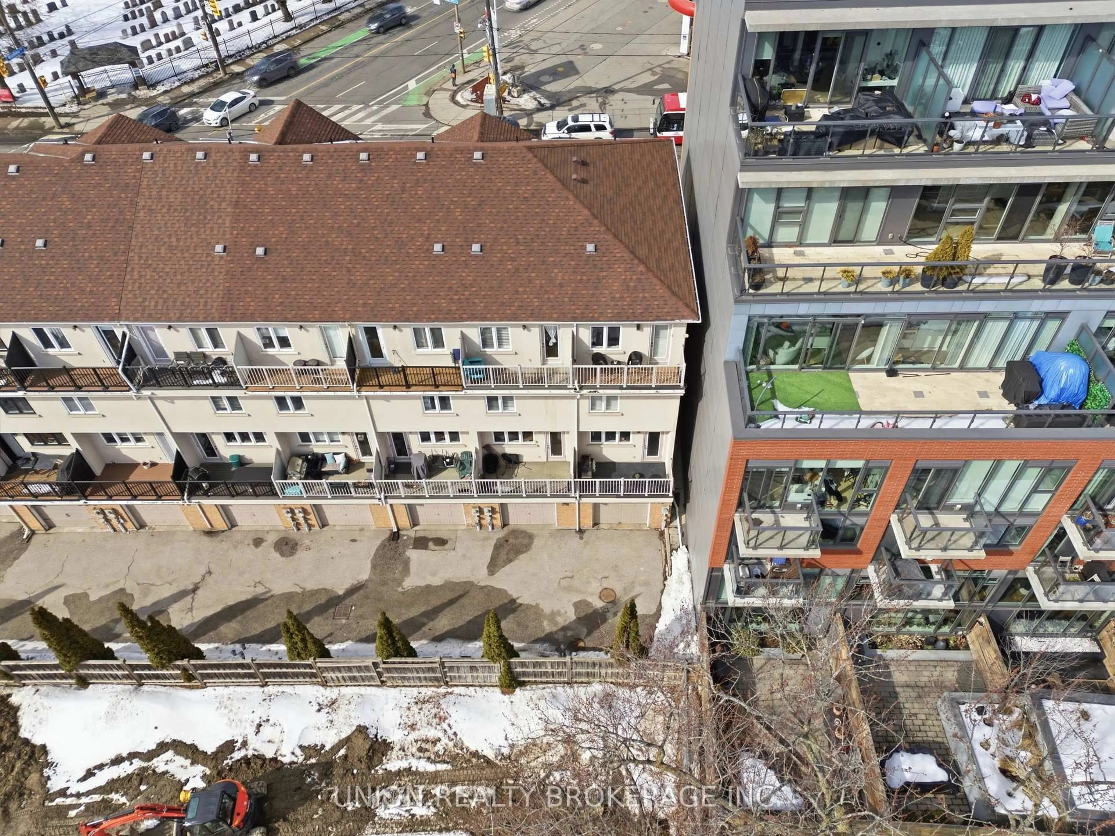 A pic from outside/outdoor area/front of a property/back of a property/a pic from drone, city buildings view from balcony for 293 Kingston Rd, Toronto Ontario M4L 1T6