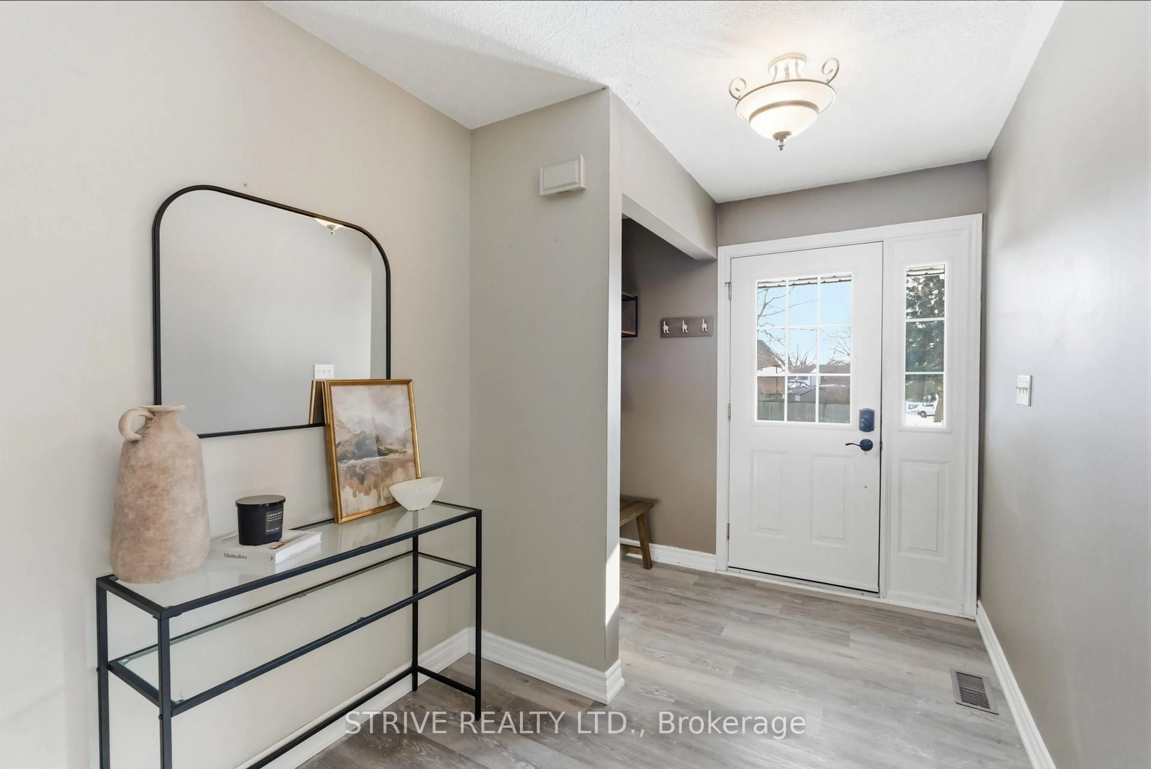 Indoor entryway for 8 Quinn Dr, Clarington Ontario L1C 3T1