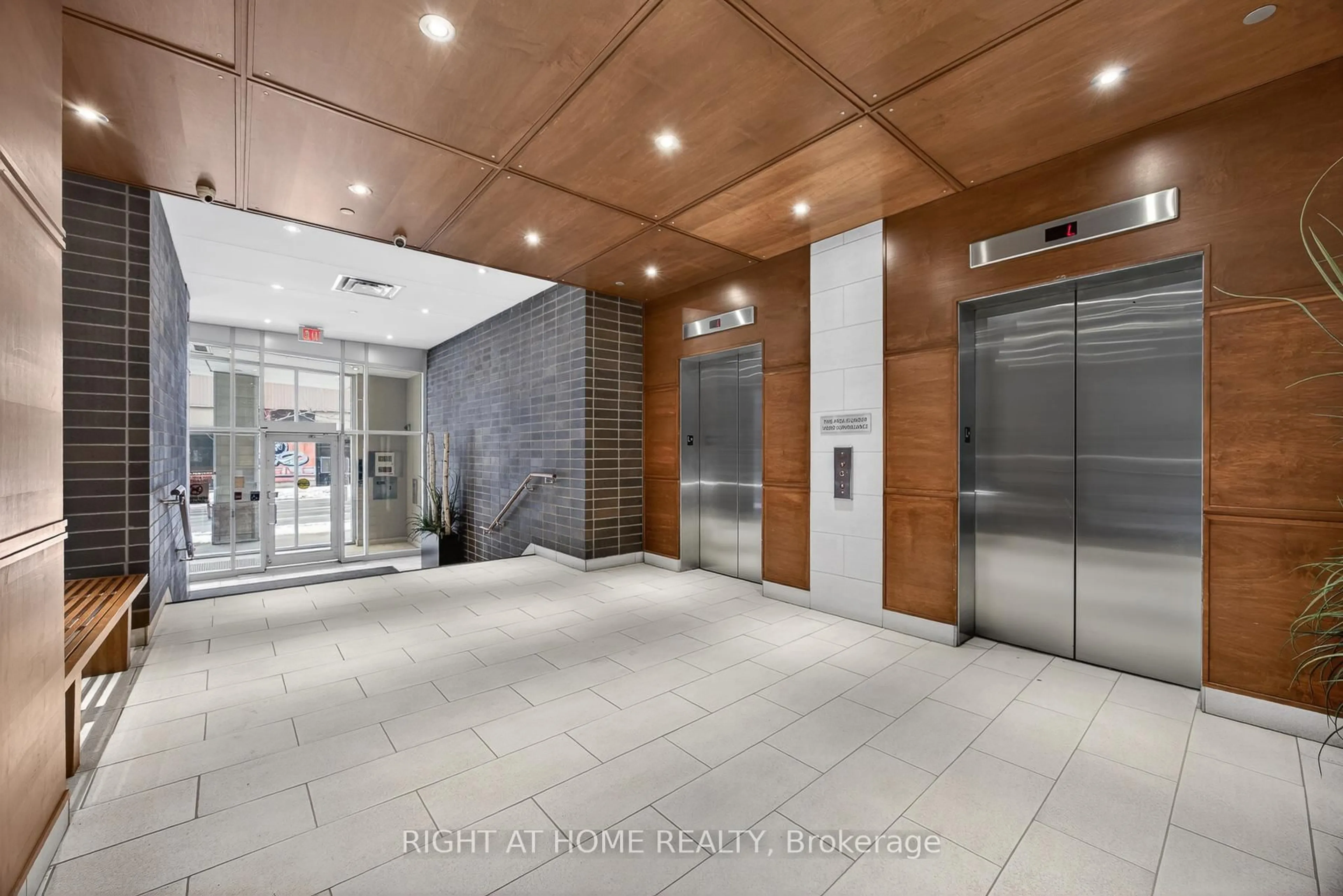 Indoor foyer for 44 Bond St #518, Oshawa Ontario L1G 6R2