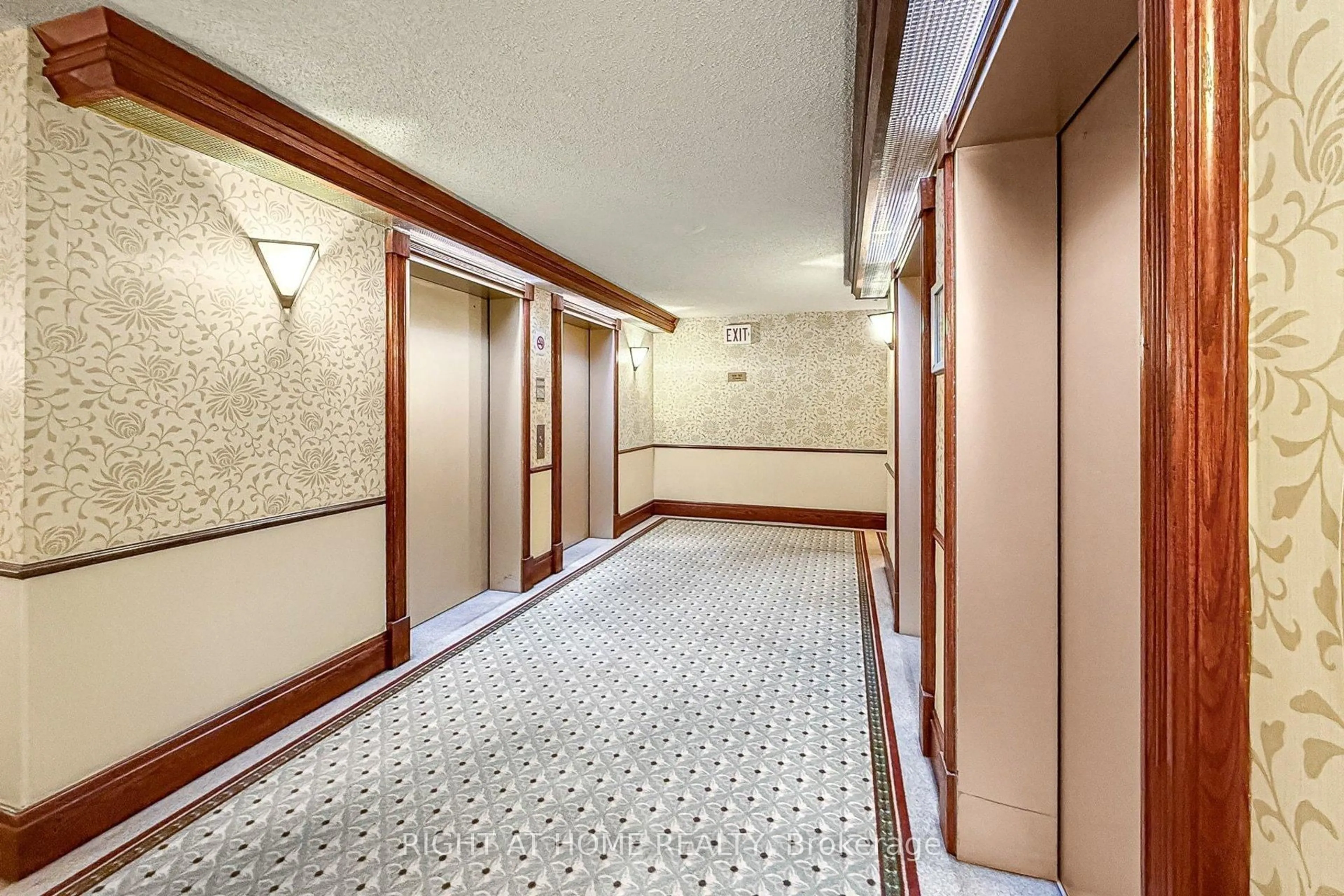 Indoor foyer for 168 Bonis Ave #301, Toronto Ontario M1T 3V6